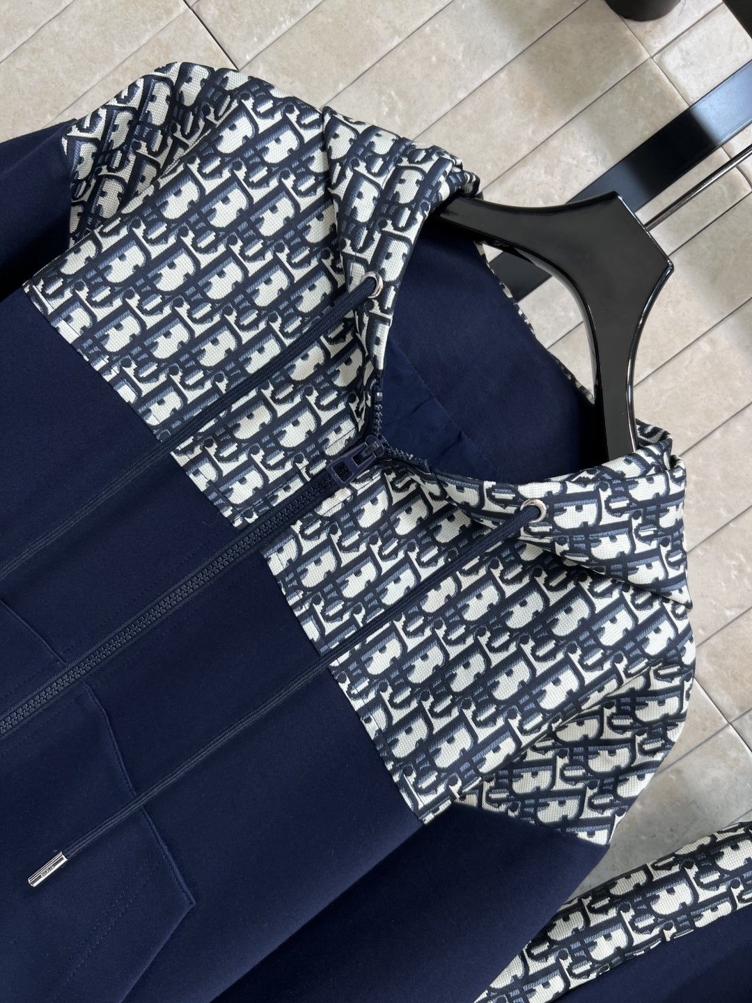 D家 25早秋新款 经典D字母老花图案拼接设计 休闲连帽卫衣+抽绳休闲裤 一套上身帅气又时髦有型 经典版