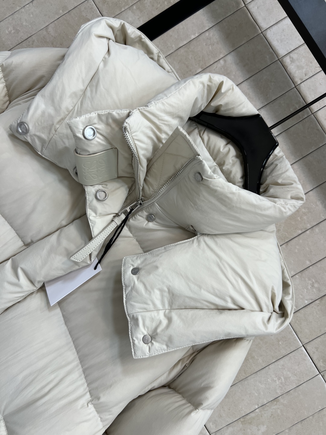 LW家 25早秋新款 连帽立领中才款面包羽绒服 可拆卸连帽立领设计 中长款面包服版型 下摆花边苞抽绳收腰