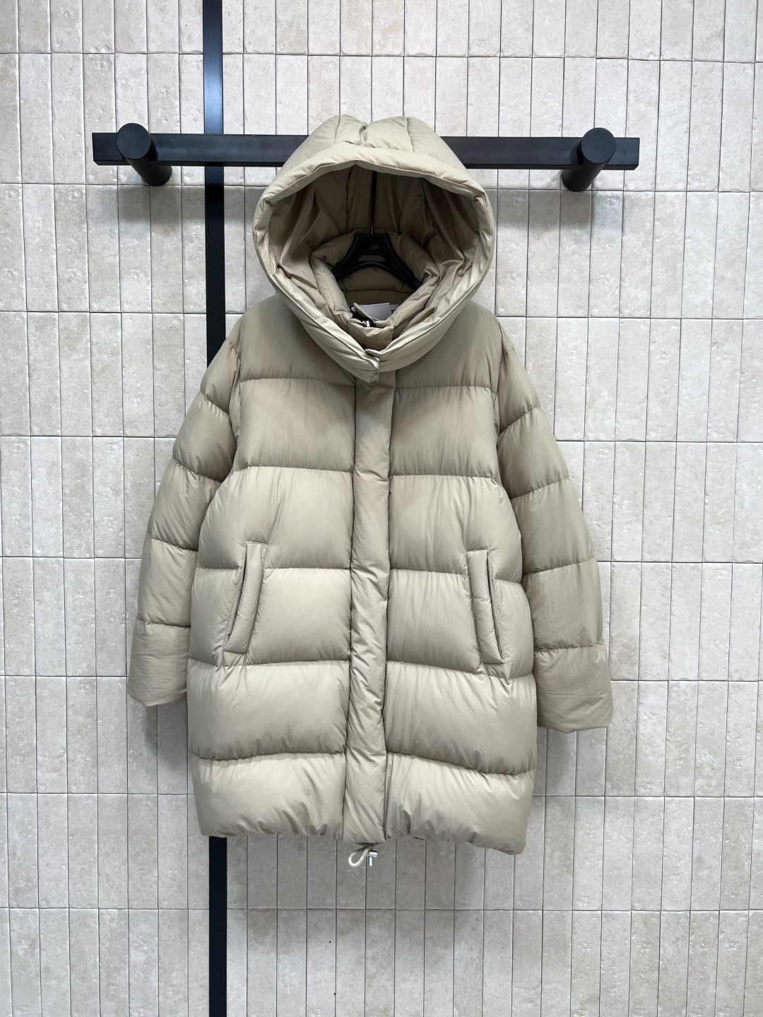 LW家 25早秋新款 连帽立领中才款面包羽绒服 可拆卸连帽立领设计 中长款面包服版型 下摆花边苞抽绳收腰