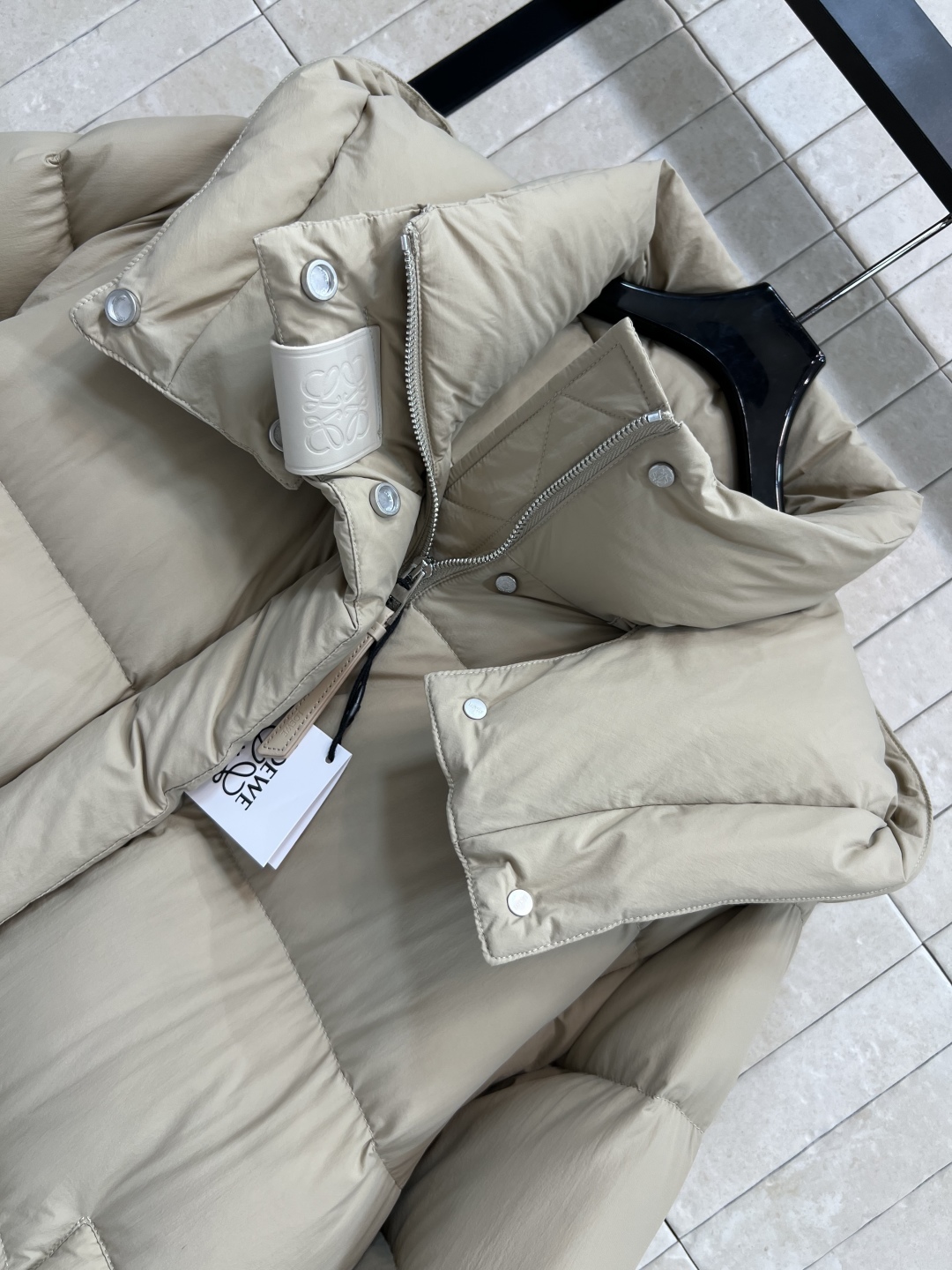 LW家 25早秋新款 连帽立领中才款面包羽绒服 可拆卸连帽立领设计 中长款面包服版型 下摆花边苞抽绳收腰