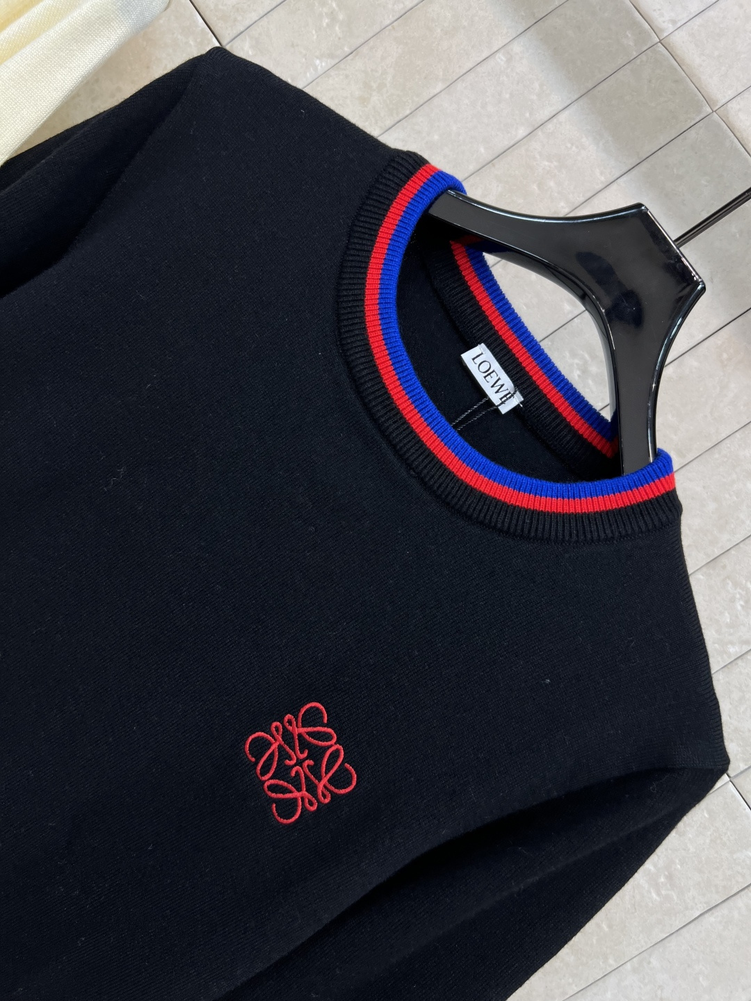 LW家 25早秋新款 徽章刺绣针织系列 圆领上衣+V领开衫 经典宽松版型 撞色包边设计 上身显瘦又百搭 