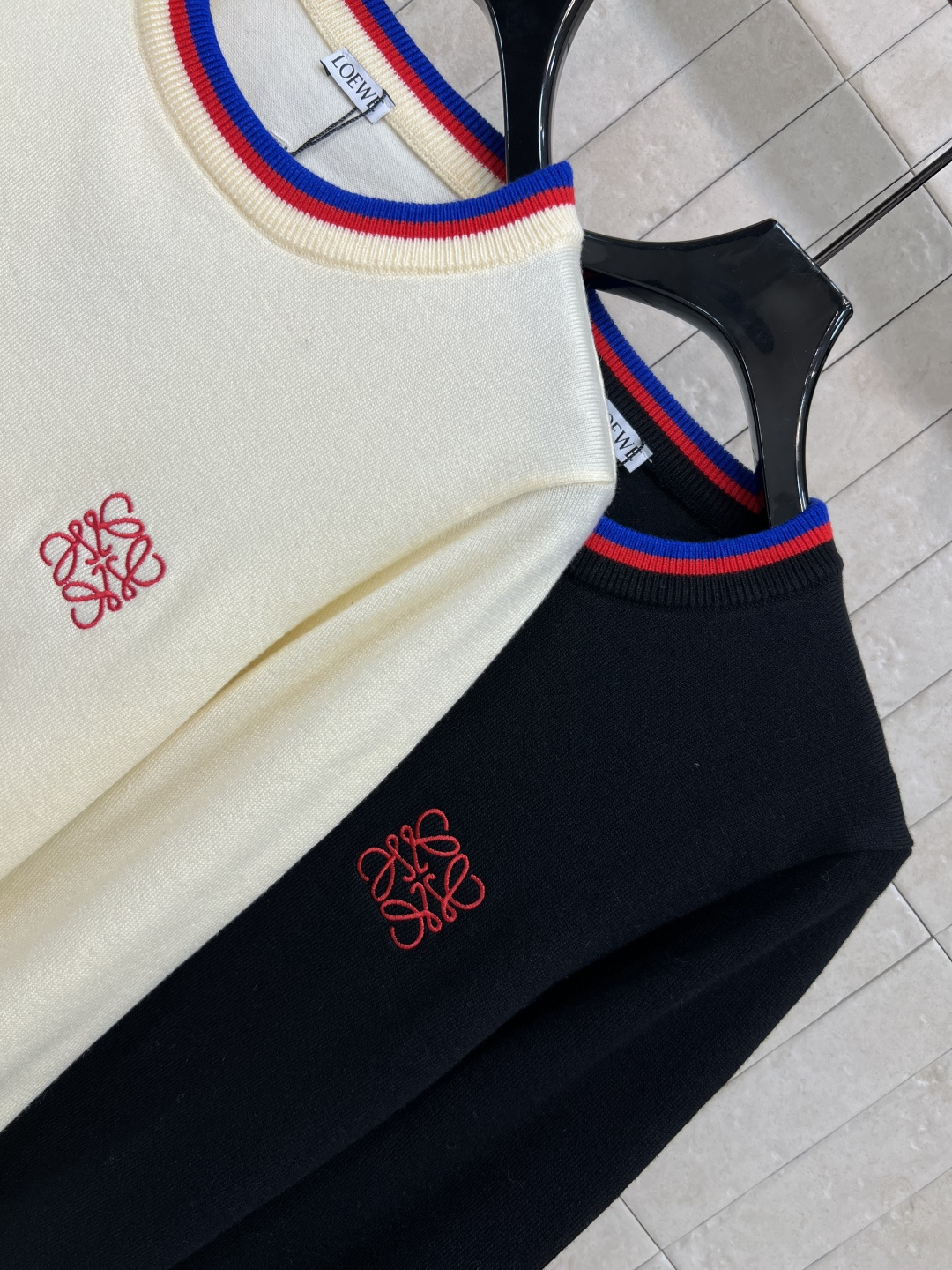 LW家 25早秋新款 徽章刺绣针织系列 圆领上衣+V领开衫 经典宽松版型 撞色包边设计 上身显瘦又百搭 