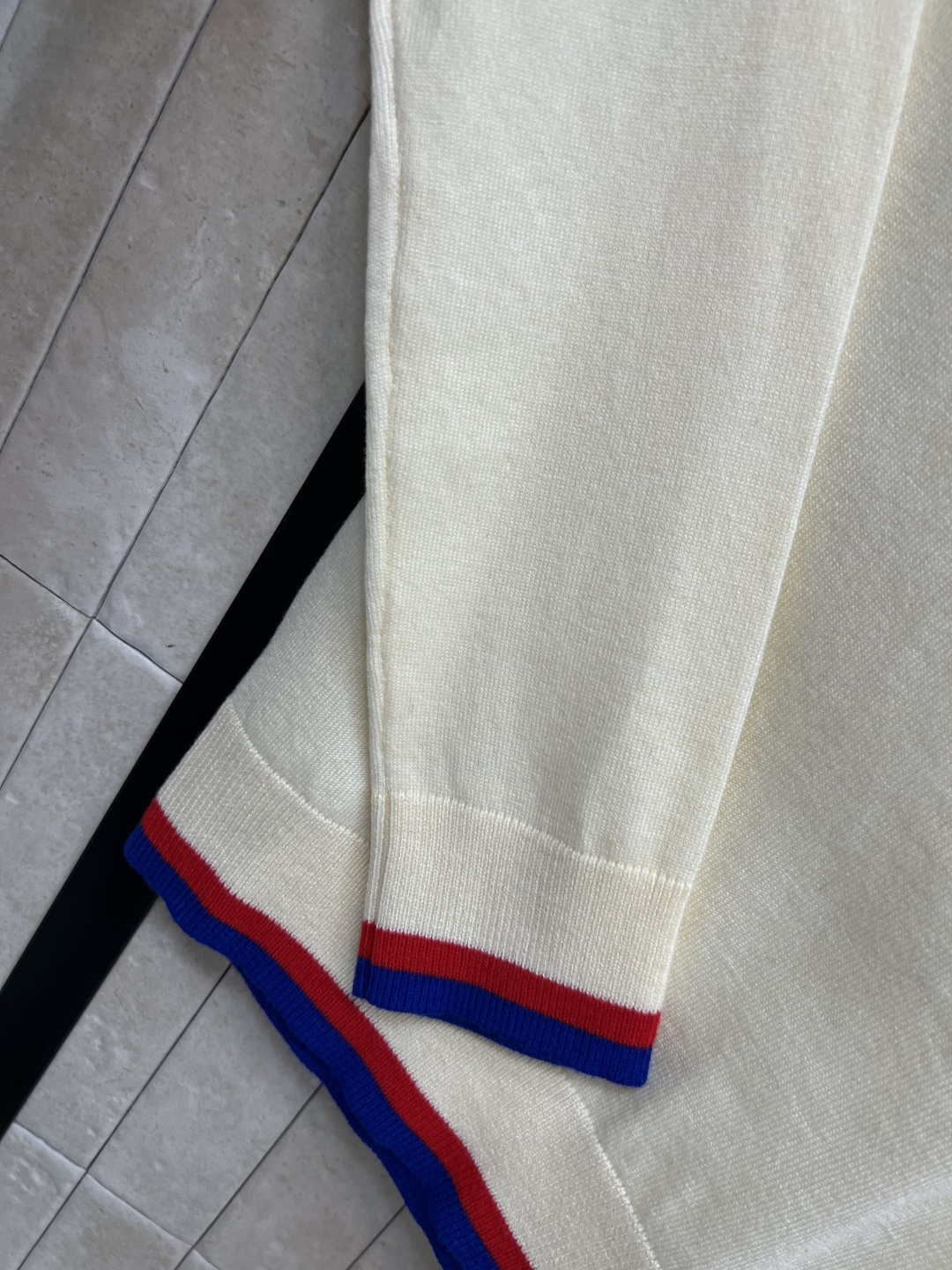 LW家 25早秋新款 徽章刺绣针织系列 圆领上衣+V领开衫 经典宽松版型 撞色包边设计 上身显瘦又百搭 