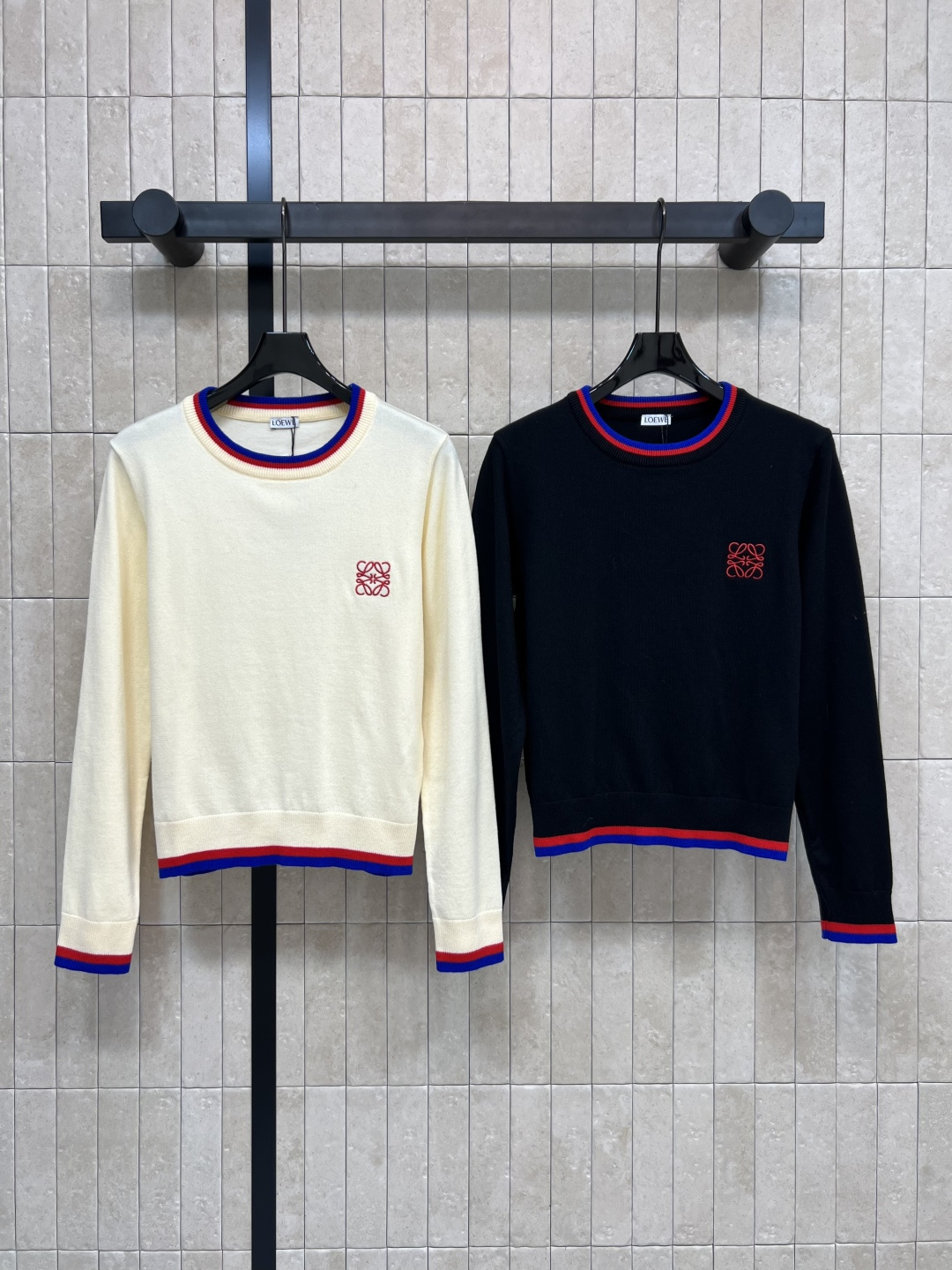 NO:471529,LW Home 25 early autumn new style badge embroidery knitted series round neck top + V-neck cardigan classic loose fit contrasting color edging design upper body slim and versatile chest logo badge embroidery simple yet classic and durable, easy to grasp and age-reducing girlish feeling, sweet, cool, fashionable and high-end wool blend fabric workmanship quality online two colors and three codes SML, alexander wang19860909LW家 25早秋新款 徽章刺绣针织系列 圆领上衣+V领开衫 经典宽松版型 撞色包边设计 上身显瘦又百搭 胸前logo徽章刺绣点缀 简约又不失经典耐看 轻松拿捏减龄少女感 可甜可酷时髦高级 羊毛混纺面料 做工品质在线 两色三码 SML,,alexander wang,Women's clothing