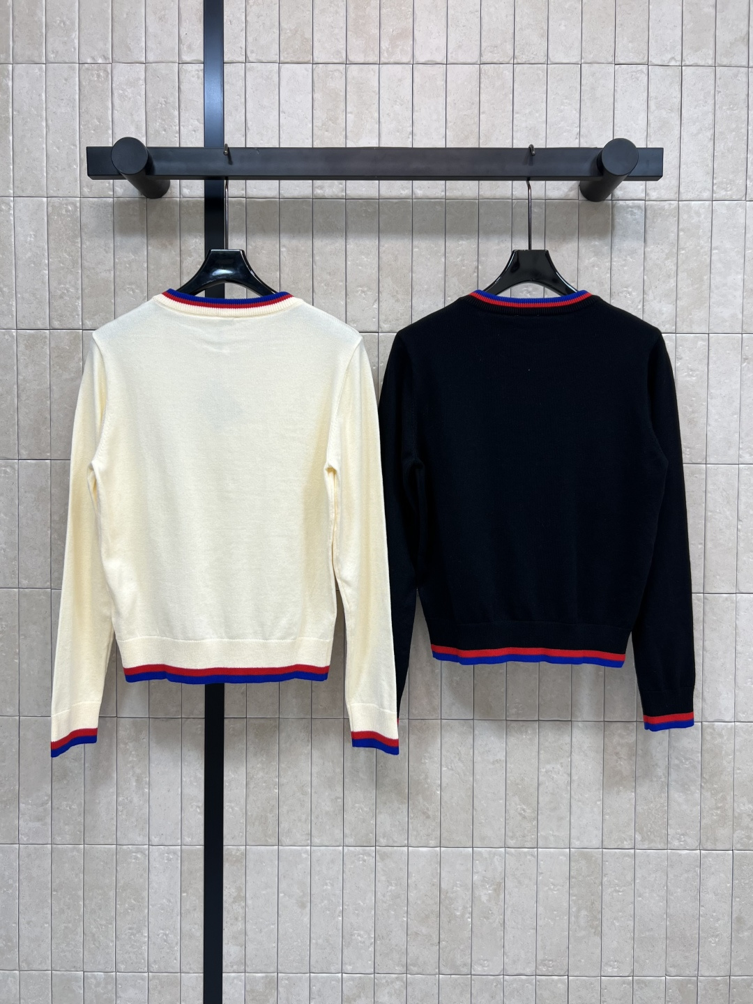 LW家 25早秋新款 徽章刺绣针织系列 圆领上衣+V领开衫 经典宽松版型 撞色包边设计 上身显瘦又百搭 