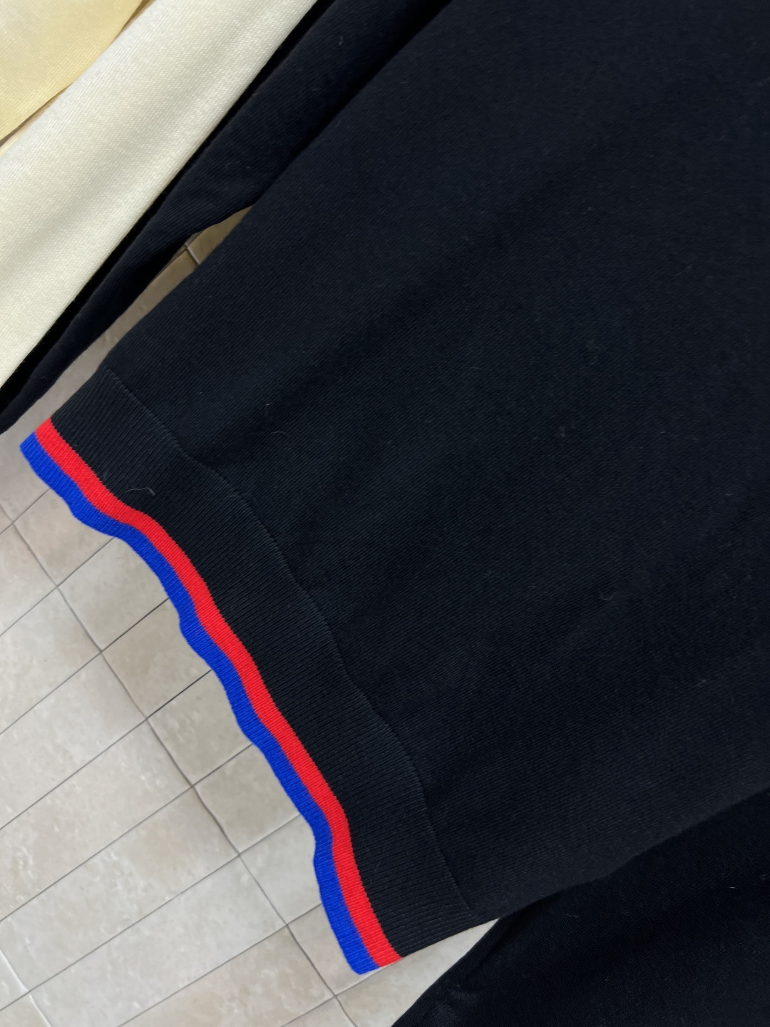 LW家 25早秋新款 徽章刺绣针织系列 圆领上衣+V领开衫 经典宽松版型 撞色包边设计 上身显瘦又百搭 