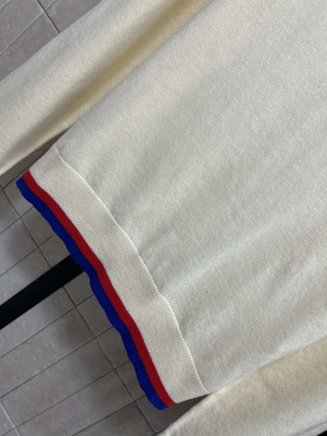 LW家 25早秋新款 徽章刺绣针织系列 圆领上衣+V领开衫 经典宽松版型 撞色包边设计 上身显瘦又百搭 