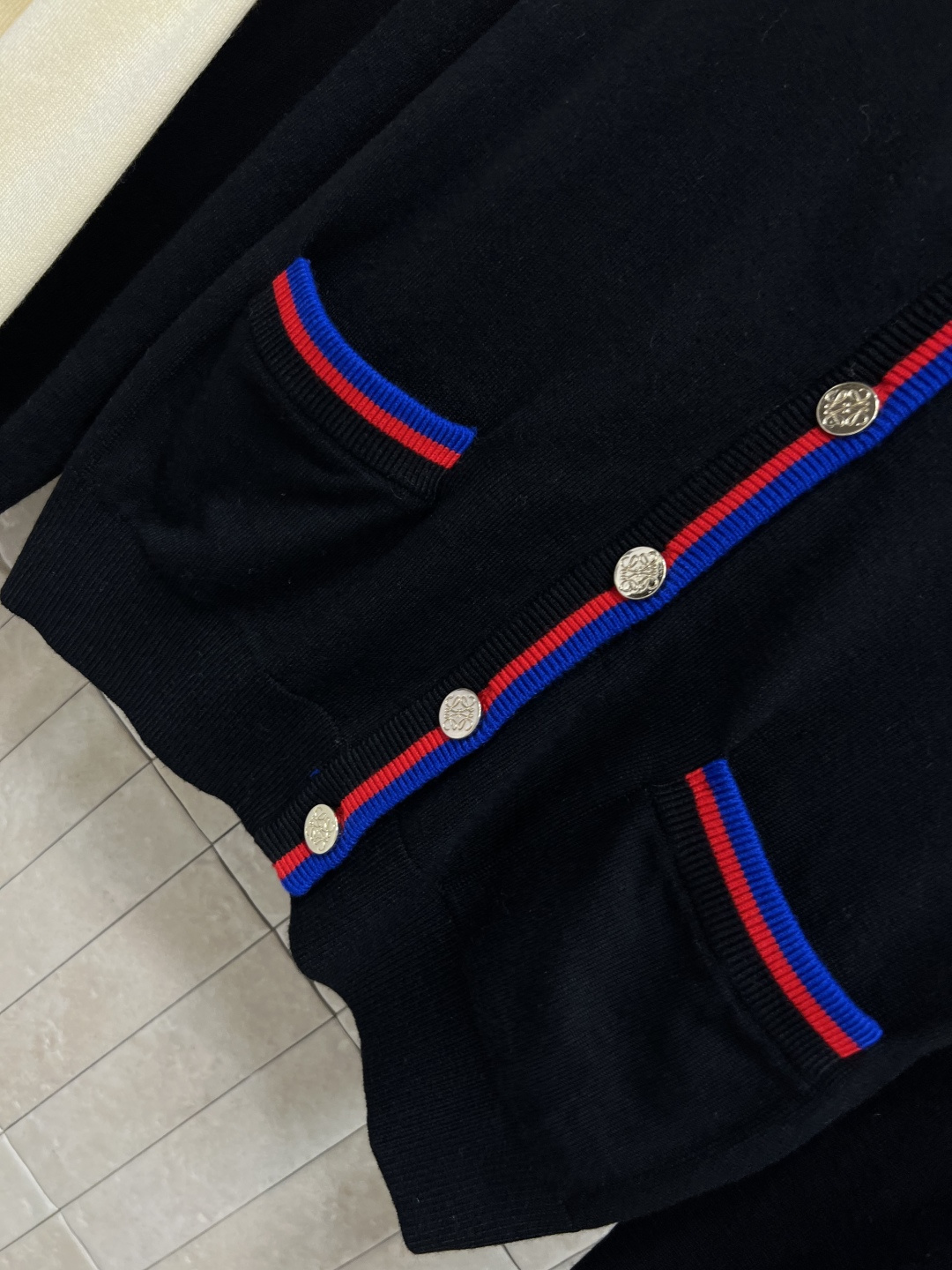 LW家 25早秋新款 徽章刺绣针织系列 圆领上衣+V领开衫 经典宽松版型 撞色包边设计 上身显瘦又百搭 