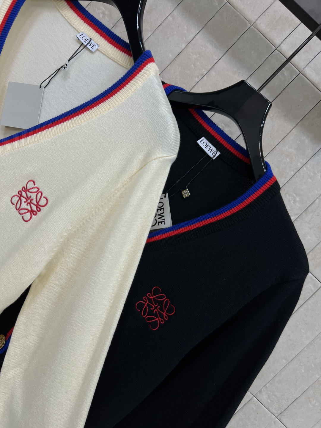 LW家 25早秋新款 徽章刺绣针织系列 圆领上衣+V领开衫 经典宽松版型 撞色包边设计 上身显瘦又百搭 