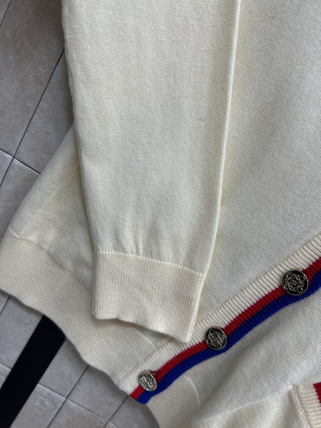 LW家 25早秋新款 徽章刺绣针织系列 圆领上衣+V领开衫 经典宽松版型 撞色包边设计 上身显瘦又百搭 