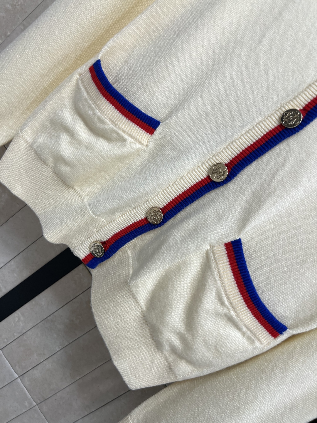 LW家 25早秋新款 徽章刺绣针织系列 圆领上衣+V领开衫 经典宽松版型 撞色包边设计 上身显瘦又百搭 