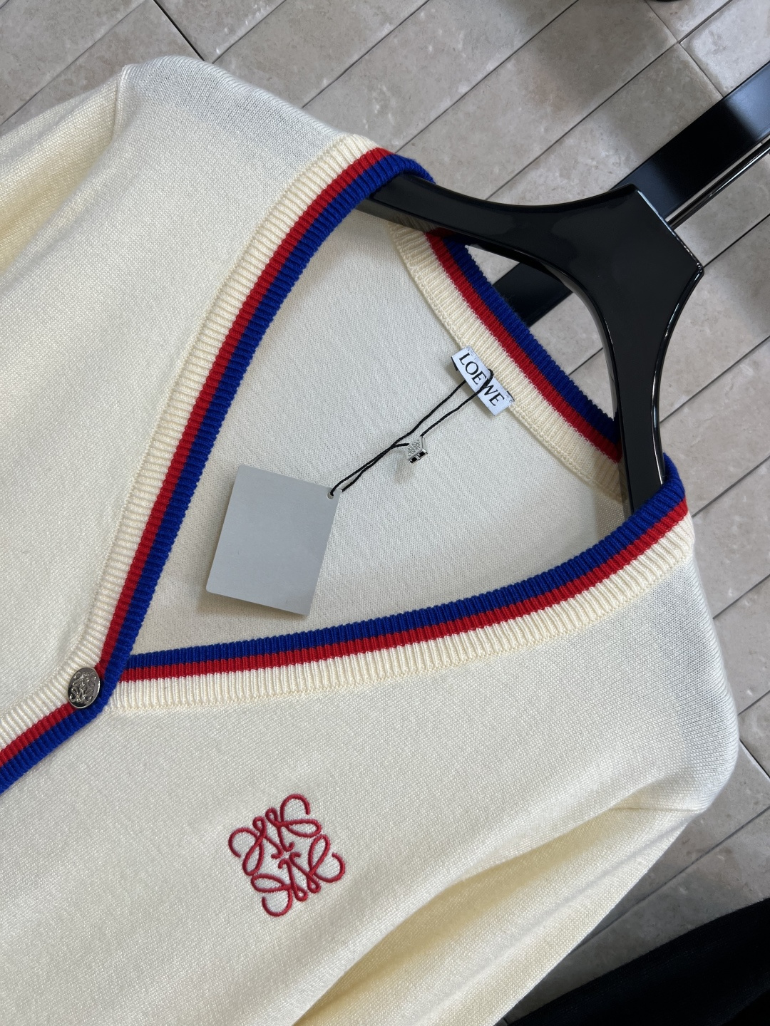 LW家 25早秋新款 徽章刺绣针织系列 圆领上衣+V领开衫 经典宽松版型 撞色包边设计 上身显瘦又百搭 