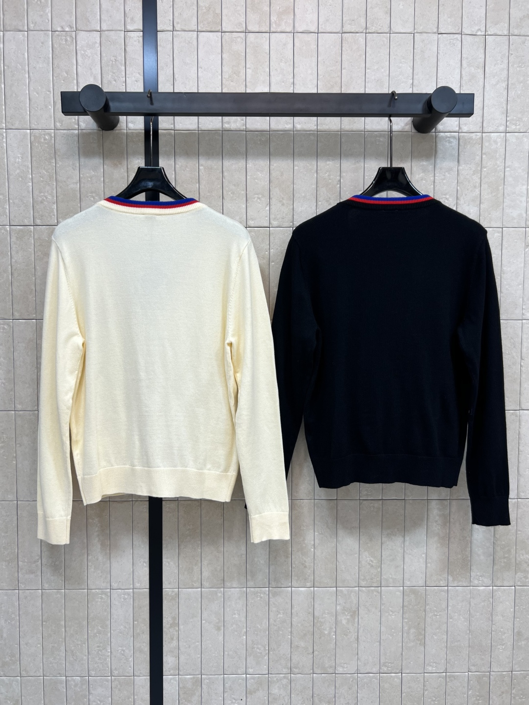 LW家 25早秋新款 徽章刺绣针织系列 圆领上衣+V领开衫 经典宽松版型 撞色包边设计 上身显瘦又百搭 