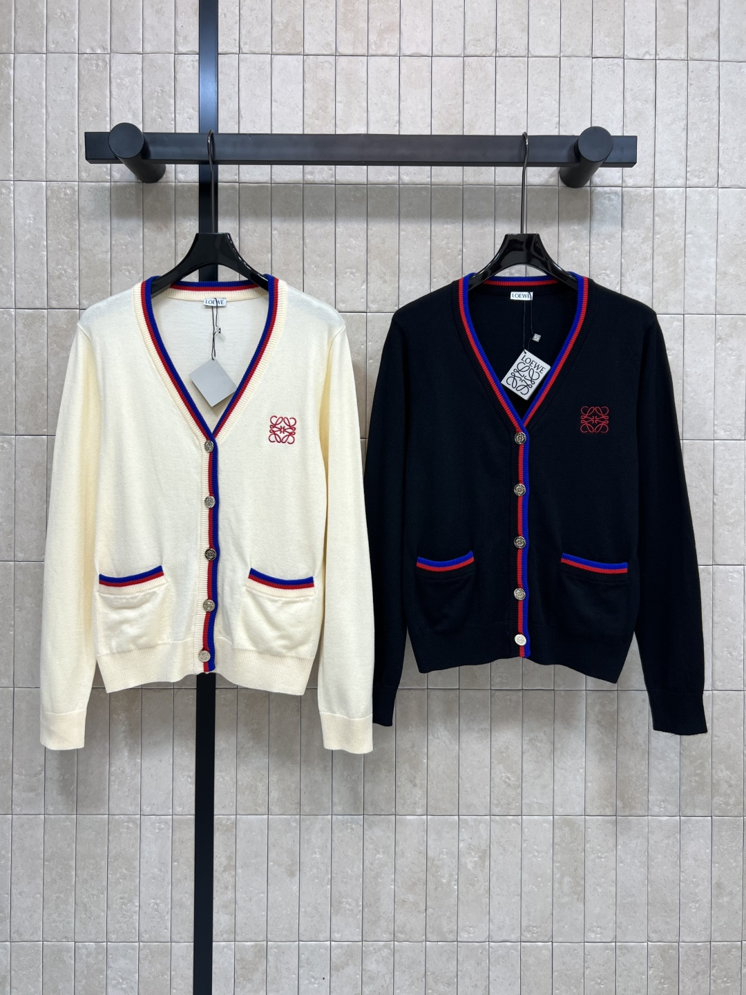 NO:471538,LW Home 25 early autumn new style badge embroidery knitted series round neck top + V-neck cardigan classic loose fit contrasting color edging design upper body slim and versatile chest logo badge embroidery simple yet classic and durable, easy to grasp and age-reducing girlish feeling, sweet, cool, fashionable and high-end wool blend fabric workmanship quality online two colors and three codes SML, alexander wang19860909LW家 25早秋新款 徽章刺绣针织系列 圆领上衣+V领开衫 经典宽松版型 撞色包边设计 上身显瘦又百搭 胸前logo徽章刺绣点缀 简约又不失经典耐看 轻松拿捏减龄少女感 可甜可酷时髦高级 羊毛混纺面料 做工品质在线 两色三码 SML,,alexander wang,Women's clothing