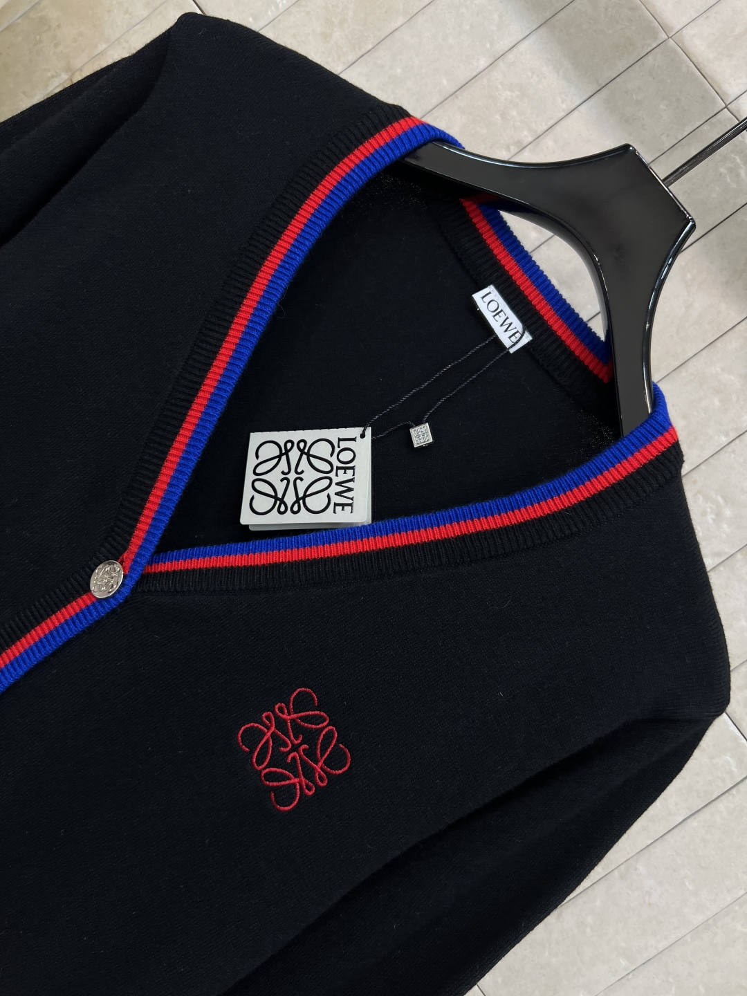 LW家 25早秋新款 徽章刺绣针织系列 圆领上衣+V领开衫 经典宽松版型 撞色包边设计 上身显瘦又百搭 