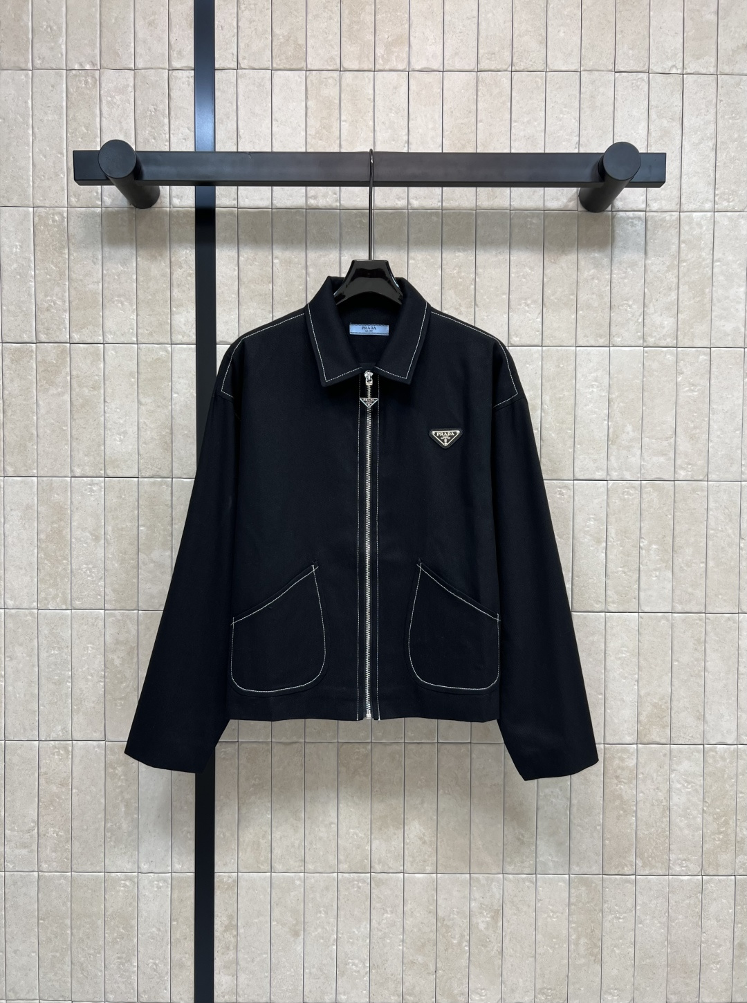 NO:471547,PD Home 25 Early Autumn New Lapel denim jacket jacket Three-dimensional tailoring The hard style is easy to wear to create a high-end tone, the temperament is loose, the upper body is perfectly divided into body proportions, easy to match, versatile items for important casual occasions, one color three-code Size/S-M-L,,dior, jackets & coats, jackets & coats, alexander wang19860909PD家 25早秋新款 翻领牛仔夹克外套 立体剪裁 硬挺的版型轻松穿出高级调性 气质宽松版型 上身完美分割身材比例 轻松搭配 休闲重要场合通吃的百搭单品 一色三码Size/S-M-L,,dior,jackets & coats,jackets & coats,alexander wang,Women's clothing