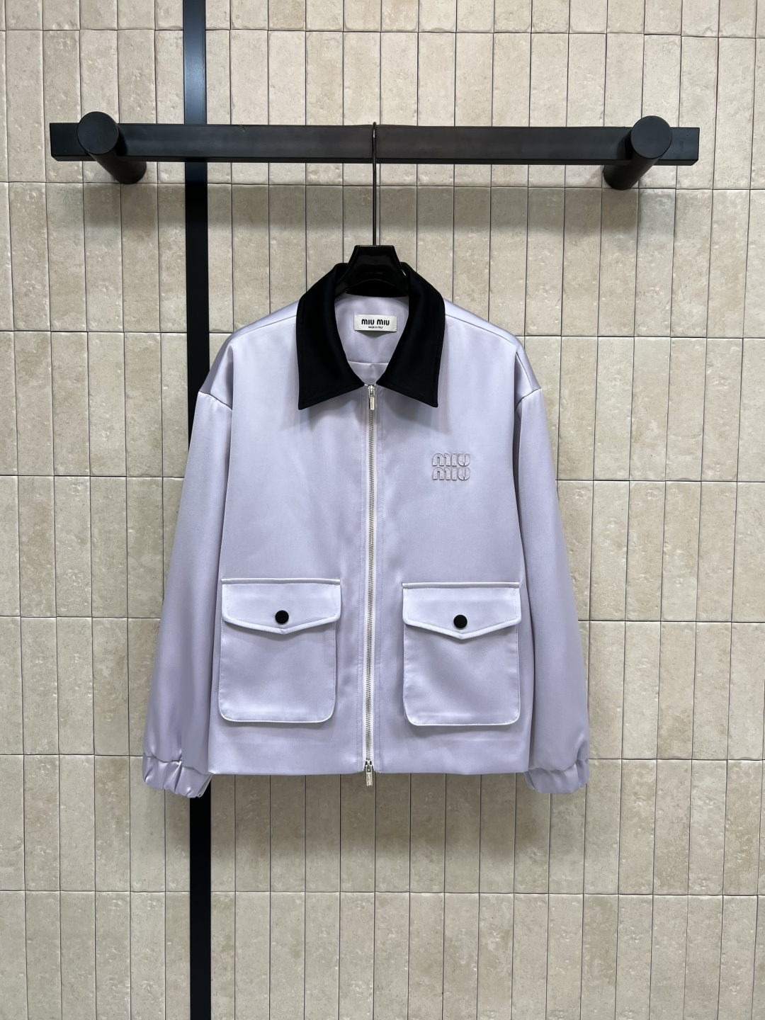 NO:471555,MIu Home 25 early autumn new style purple jacket, a style that can go out as soon as you wear it, no need to worry about matching, temperamental workwear style cool and stylish, contrasting lapel design, full of high-end and fashionable texture, convenient and cool, casual and casual casual, loose style basics are not picky, any figure is OK, one color three-code SML,,miumiu, jackets & coats, jackets & coats, alexander wang19860909MIu家 25早秋新款 紫色夹克外套 一穿就能出门的款 完全不用费心费力搭配 气质工装风酷帅有型 撞色翻领设计 满满的高级时髦质感 即方便又酷帅 随性休闲 宽松版型基础不挑人 任何身材都OK 一色三码SML,,miumiu,jackets & coats,jackets & coats,alexander wang,Women's clothing