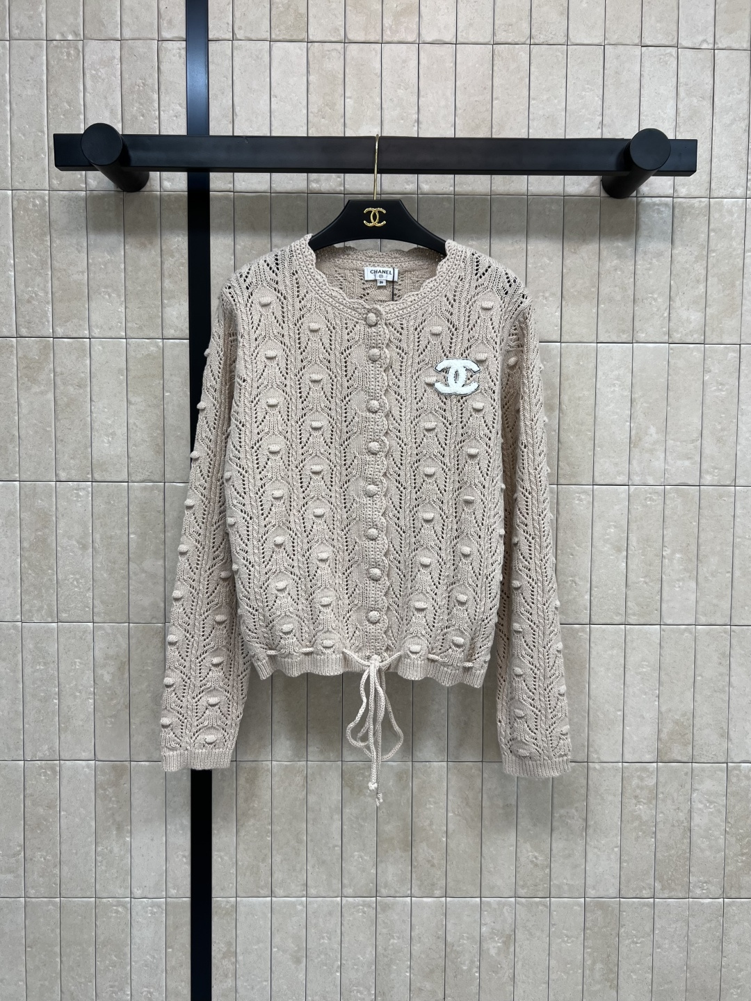 NO:471565,Xiaoxiangjia 25 early autumn new style jacquard knitted cardigan, the upper body is age-reducing and refreshing, the heavy industry jacquard knitted craftsmanship has a sense of luxury, loose style, hem drawstring design, the upper body is versatile and not picky, one color three codes Size/S-M-L,,chanel,alexander wang19860909小香家 25早秋新款 提花针织开衫 上身减龄清爽 重工提花针织工艺自带奢华感 宽松的版型 下摆抽绳设计 上身百搭不挑人 一色三码 Size/S-M-L,,chanel,alexander wang,Women's clothing