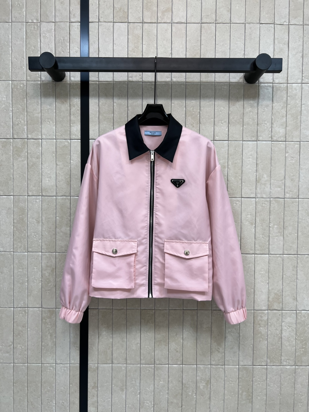 NO:471571,PD Home 25 early autumn new style, pink jacket, style that can go out as soon as you wear, no need to worry about matching, temperament, cool and stylish work style, contrasting lapel design, full of high-end and fashionable texture, convenient and cool, casual and casual, loose style, not picky, any figure is OK, one color, three-code SML,, jackets & coats, jackets & coats, alexander wang19860909PD 家 25早秋新款 粉色夹克外套 一穿就能出门的款 完全不用费心费力搭配 气质工装风酷帅有型 撞色翻领设计 满满的高级时髦质感 即方便又酷帅 随性休闲 宽松版型基础不挑人 任何身材都OK 一色三码SML,,jackets & coats,jackets & coats,alexander wang,Women's clothing