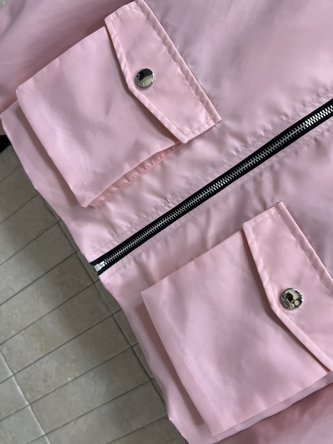 PD 家 25早秋新款 粉色夹克外套 一穿就能出门的款 完全不用费心费力搭配 气质工装风酷帅有型 撞色翻