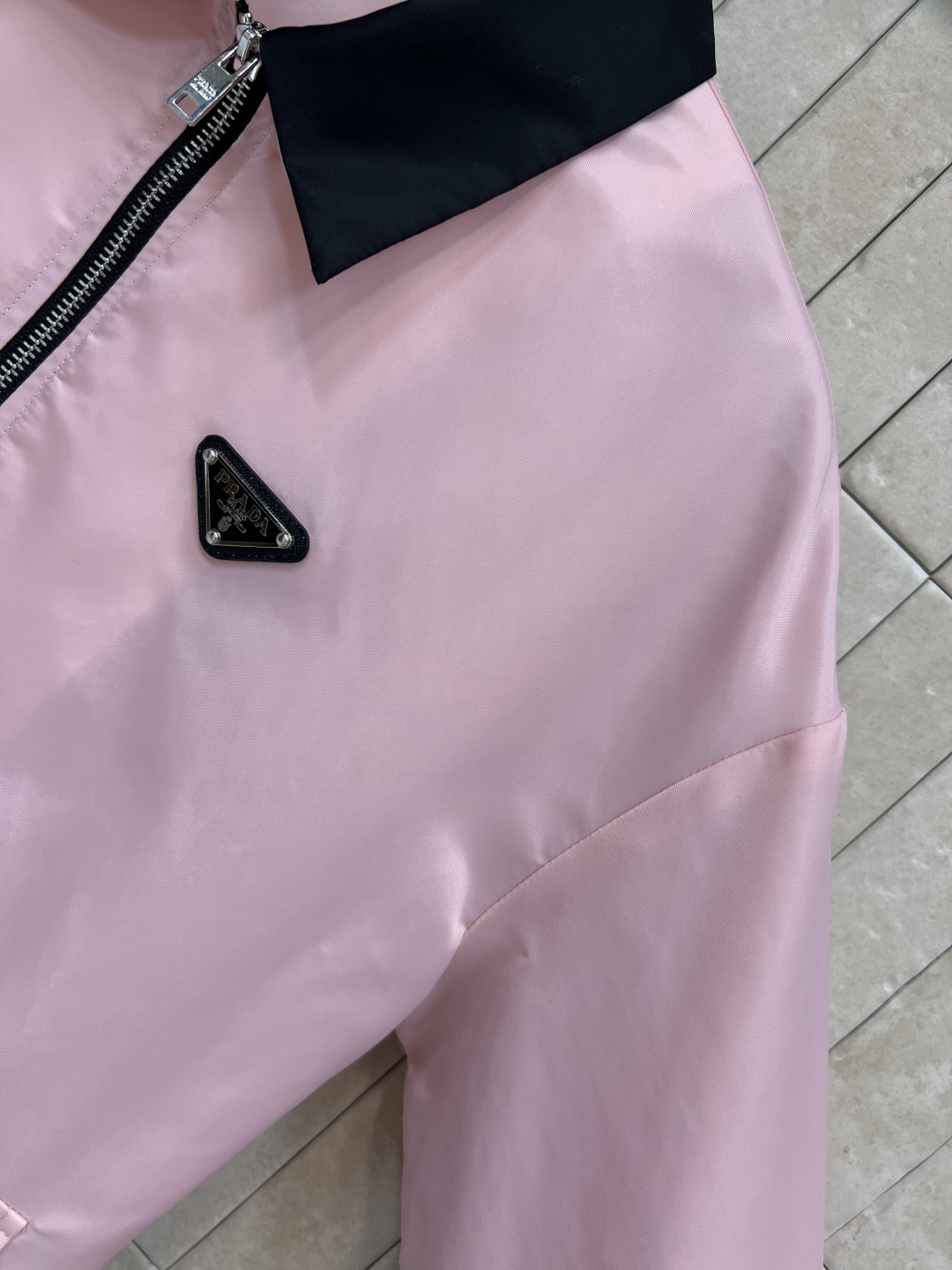 PD 家 25早秋新款 粉色夹克外套 一穿就能出门的款 完全不用费心费力搭配 气质工装风酷帅有型 撞色翻