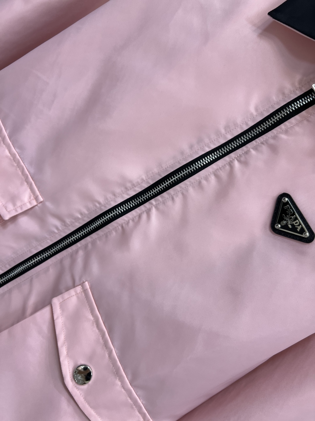 PD 家 25早秋新款 粉色夹克外套 一穿就能出门的款 完全不用费心费力搭配 气质工装风酷帅有型 撞色翻