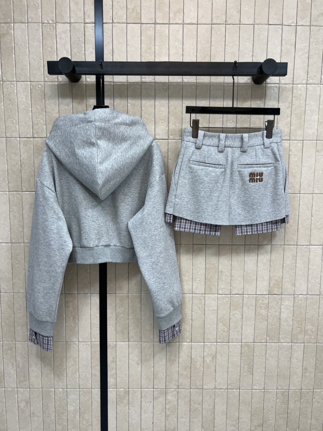 MIu家 25早秋新款 连帽短款卫衣外套+高腰压褶短裙 衣袖拼接格纹假两件设计 上身超级青春减龄 搭配高