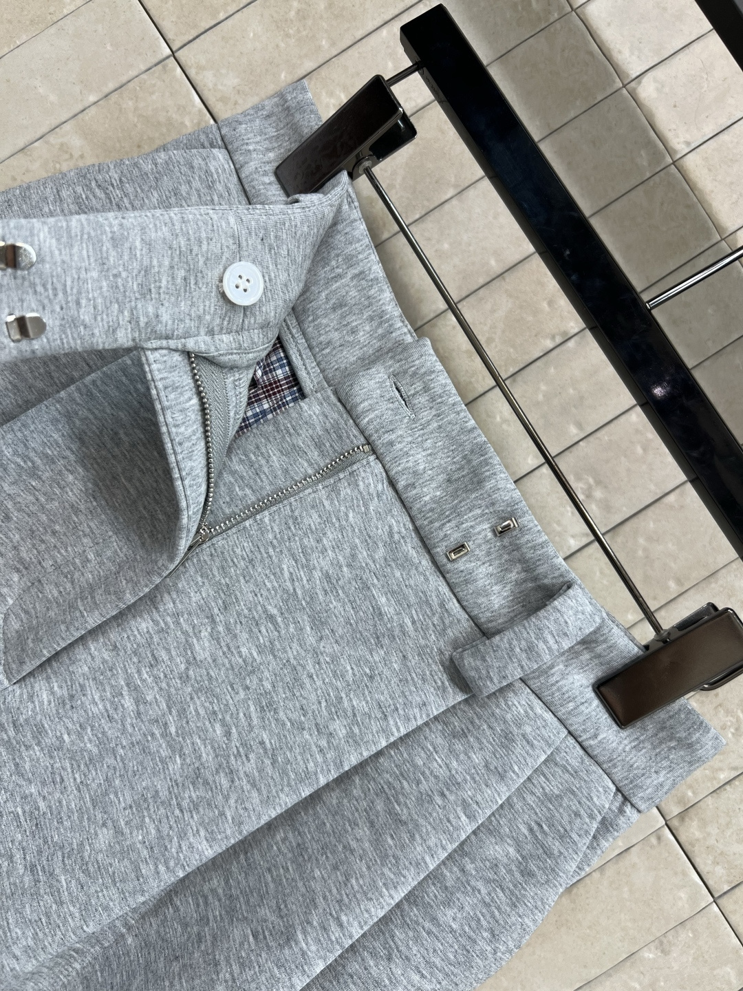 MIu家 25早秋新款 连帽短款卫衣外套+高腰压褶短裙 衣袖拼接格纹假两件设计 上身超级青春减龄 搭配高