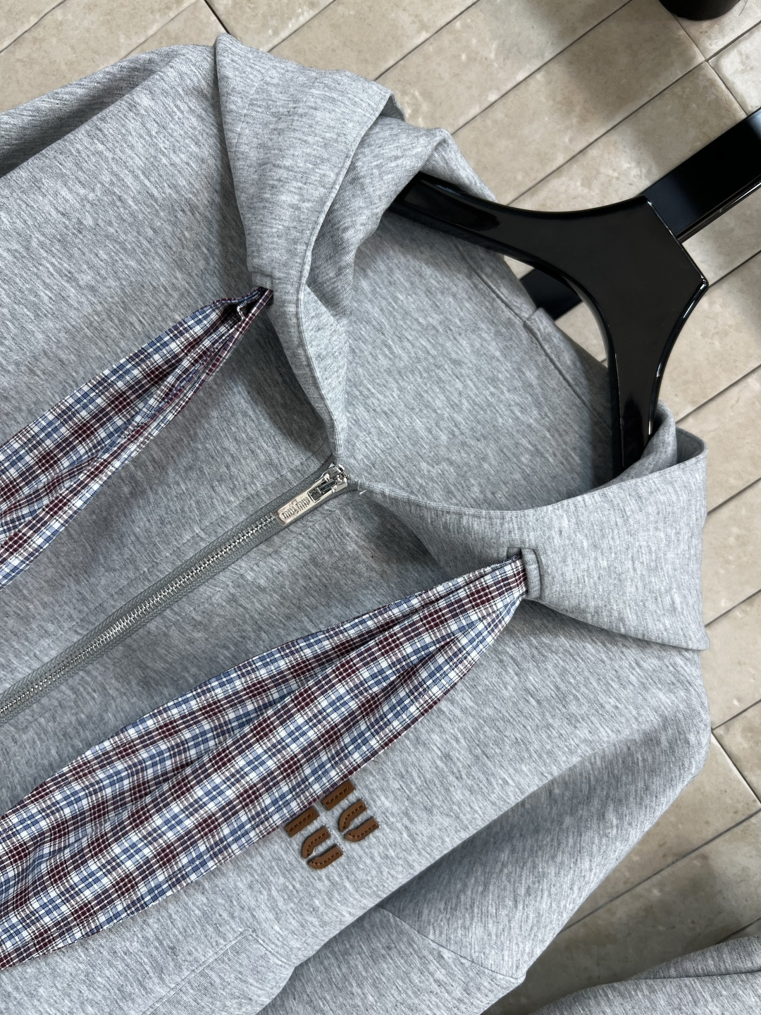 MIu家 25早秋新款 连帽短款卫衣外套+高腰压褶短裙 衣袖拼接格纹假两件设计 上身超级青春减龄 搭配高