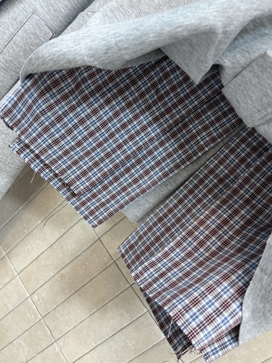 MIu家 25早秋新款 连帽短款卫衣外套+高腰压褶短裙 衣袖拼接格纹假两件设计 上身超级青春减龄 搭配高