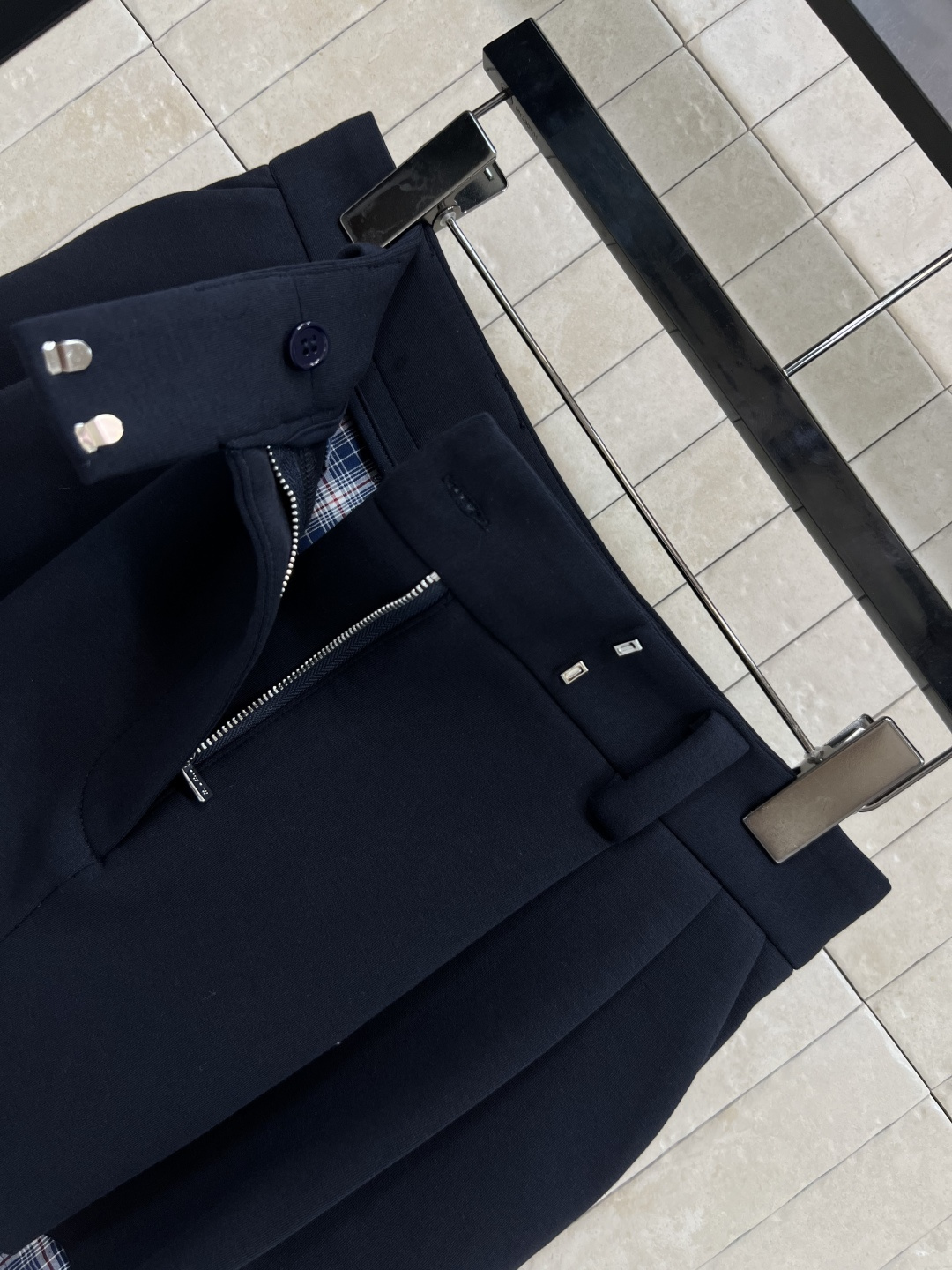 MIu家 25早秋新款 连帽短款卫衣外套+高腰压褶短裙 衣袖拼接格纹假两件设计 上身超级青春减龄 搭配高