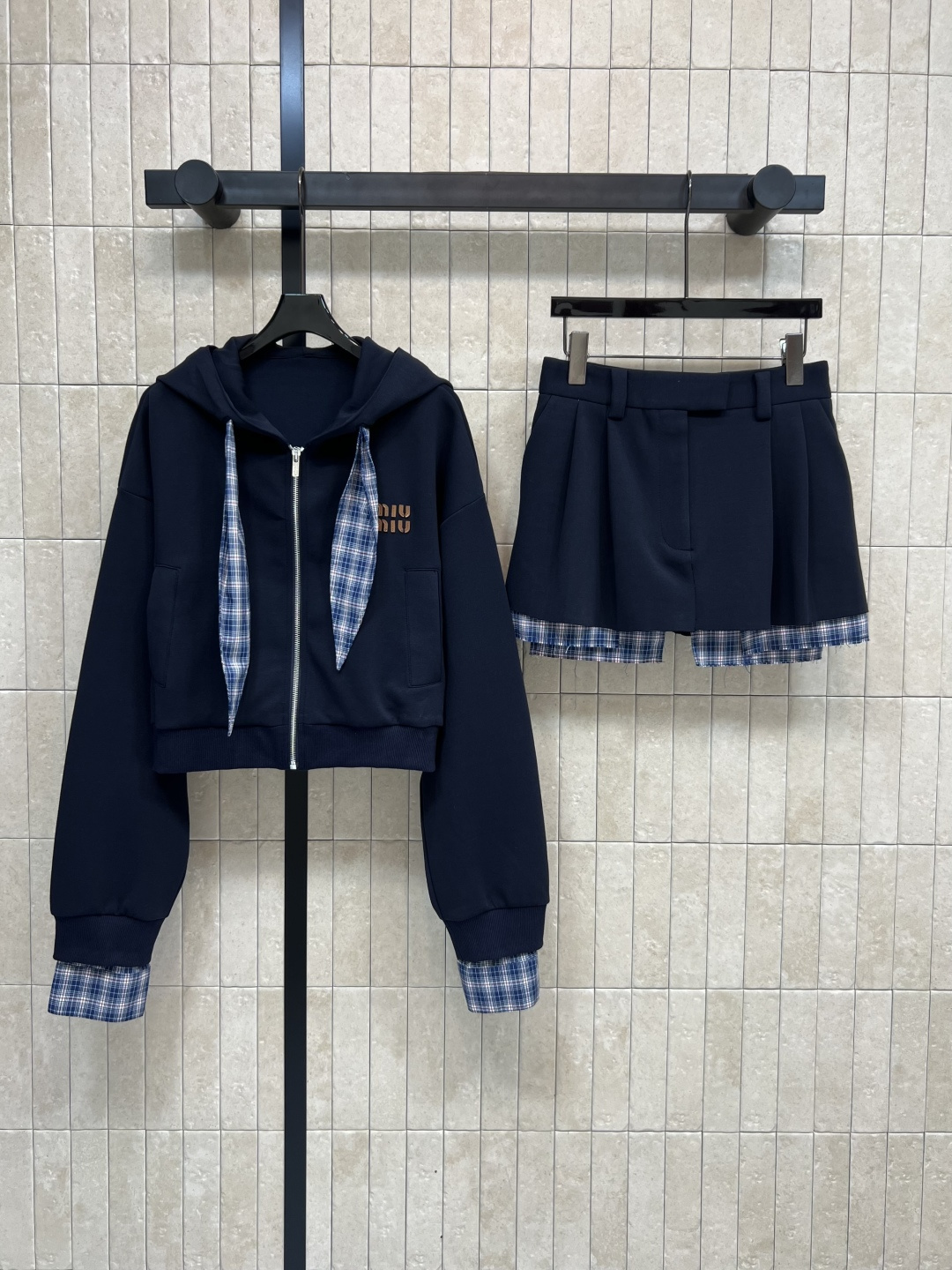 NO:471572,MIu Home 25 early autumn new hooded short sweatshirt jacket + high-waisted pleated skirt. Two-piece design for sleeve splicing. The upper body is super youthful and age-reducing. Paired with high-waisted pleated skirt. The perfect combination creates a fashionable outfit that can be sweet and salty. High waistline, slimming and lengthening the body proportions. The hidden flesh is simply amazing. The classic brand leather logo embellishment on the chest. A set of matching is super comfortable. It can be casual and sporty. Two-color three-code Size/S-M-L,,miumiu,hoodie,sweatshirts,skirts,jackets & coats,hats,alexander wang19860909MIu家 25早秋新款 连帽短款卫衣外套+高腰压褶短裙 衣袖拼接格纹假两件设计 上身超级青春减龄 搭配高腰压褶短裙 完美的结合打造可甜可盐时髦穿搭 高腰线 显瘦又能拉长身材比例 藏肉简直绝了 胸前经典的品牌皮革Logo点缀 一套搭配超级舒适 可休闲可运动 两色三码Size/S-M-L,,miumiu,hoodie,sweatshirts,skirts,jackets & coats,hats,alexander wang,Women's clothing