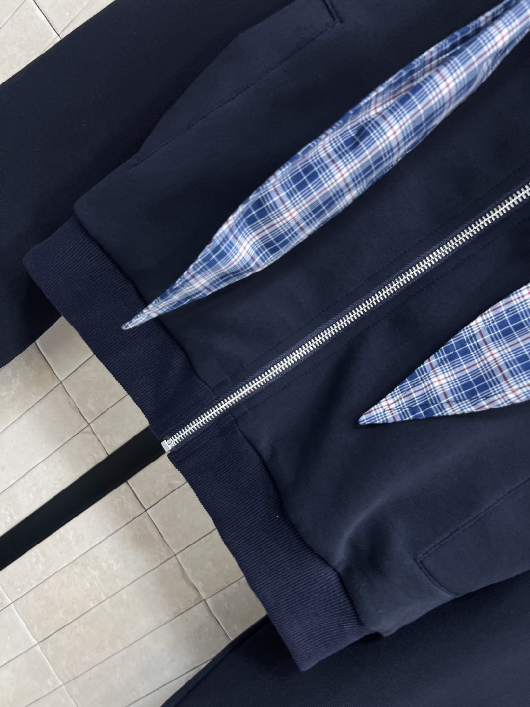 MIu家 25早秋新款 连帽短款卫衣外套+高腰压褶短裙 衣袖拼接格纹假两件设计 上身超级青春减龄 搭配高