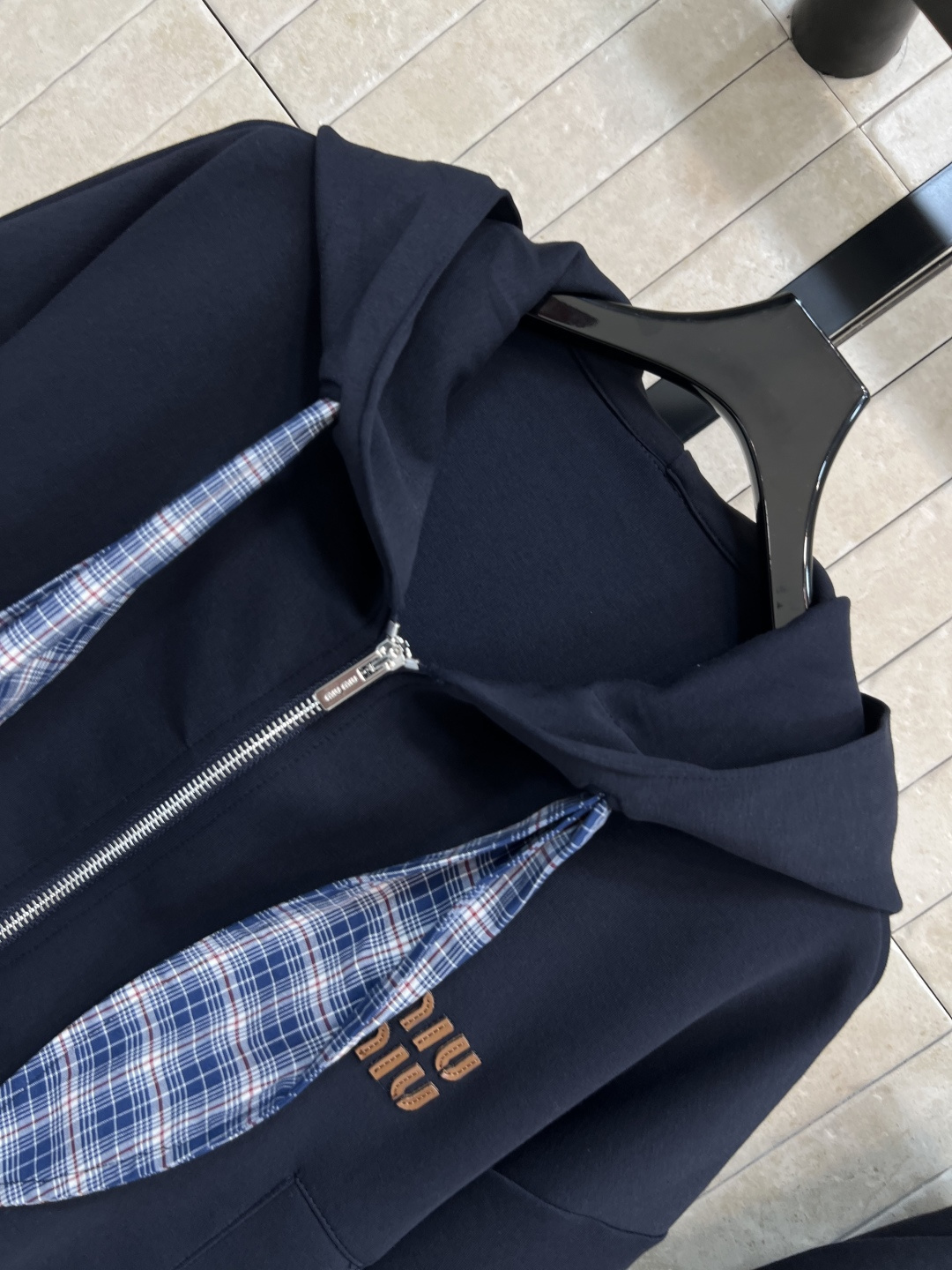 MIu家 25早秋新款 连帽短款卫衣外套+高腰压褶短裙 衣袖拼接格纹假两件设计 上身超级青春减龄 搭配高