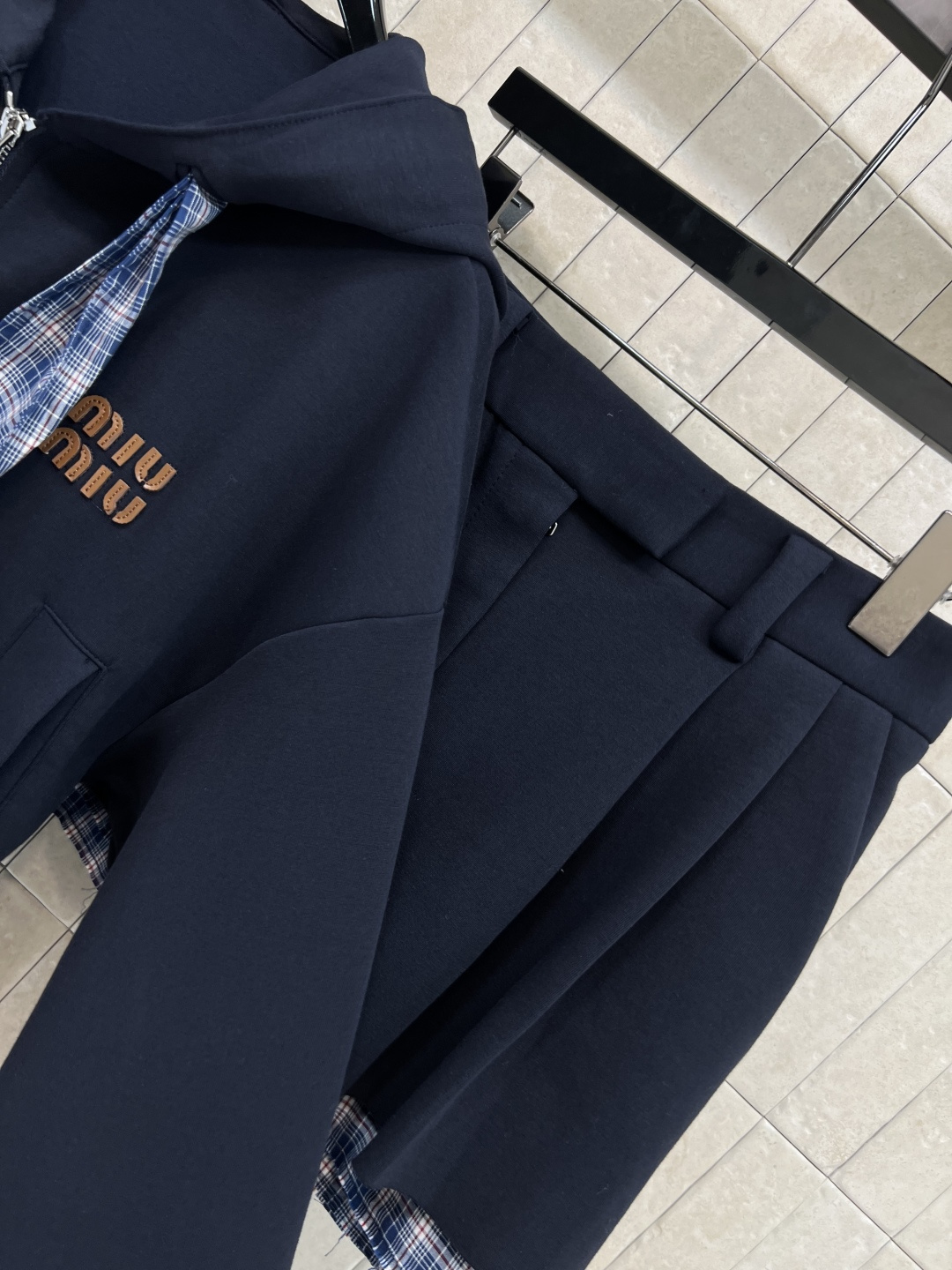 MIu家 25早秋新款 连帽短款卫衣外套+高腰压褶短裙 衣袖拼接格纹假两件设计 上身超级青春减龄 搭配高