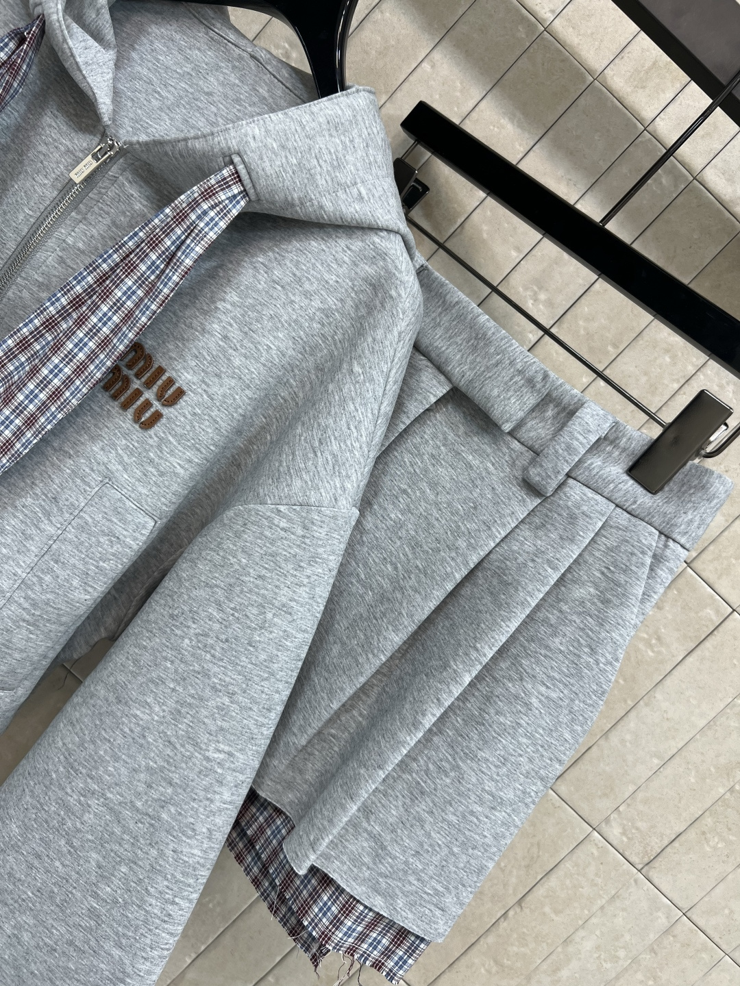 MIu家 25早秋新款 连帽短款卫衣外套+高腰压褶短裙 衣袖拼接格纹假两件设计 上身超级青春减龄 搭配高