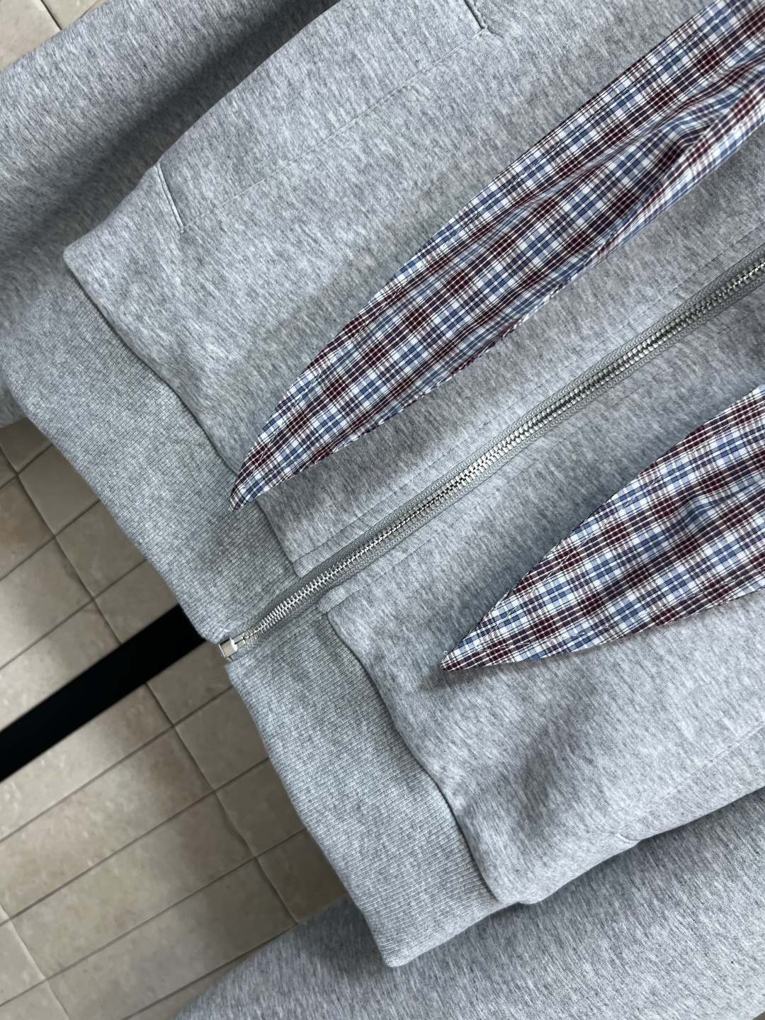 MIu家 25早秋新款 连帽短款卫衣外套+高腰压褶短裙 衣袖拼接格纹假两件设计 上身超级青春减龄 搭配高