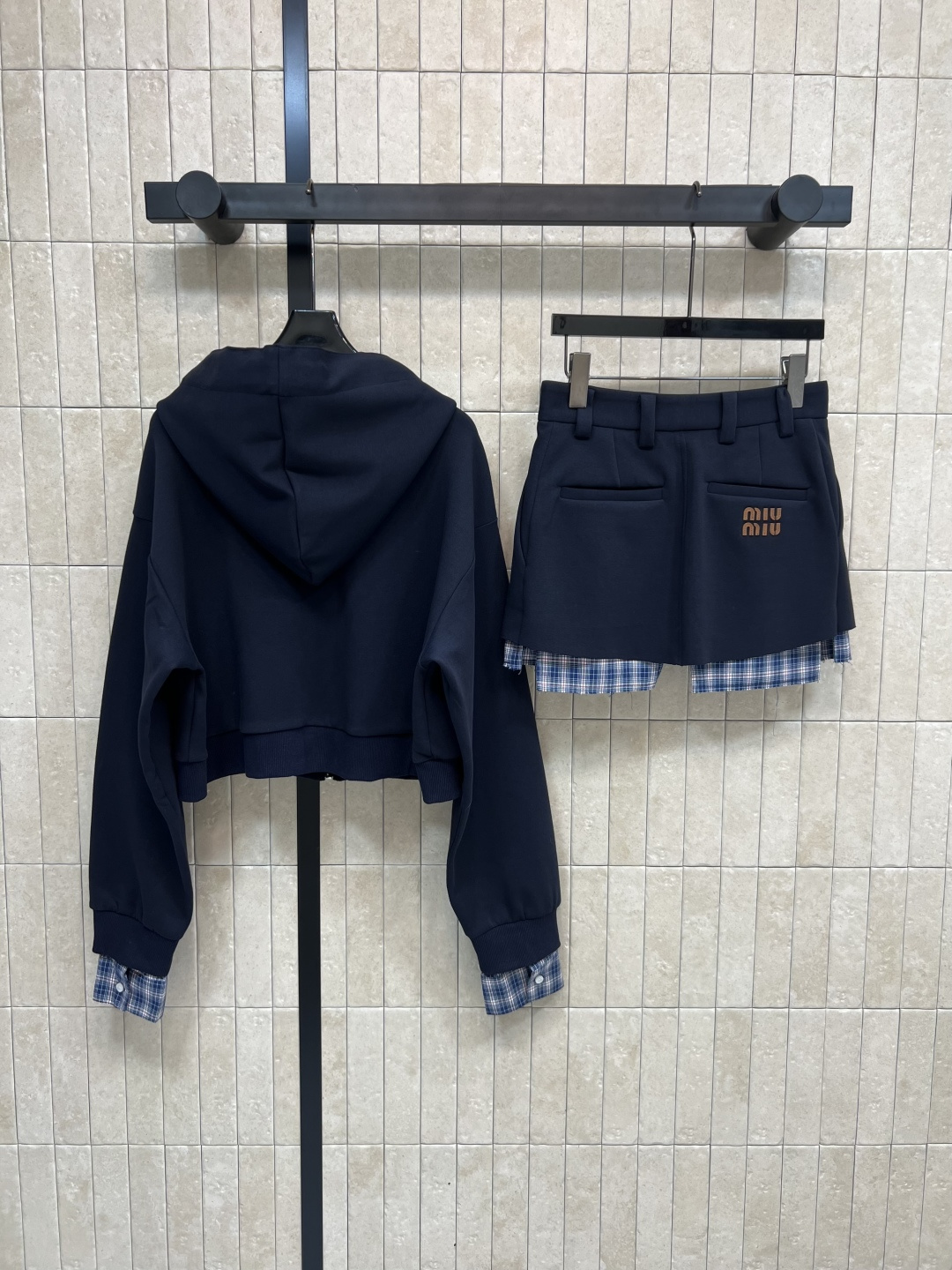MIu家 25早秋新款 连帽短款卫衣外套+高腰压褶短裙 衣袖拼接格纹假两件设计 上身超级青春减龄 搭配高