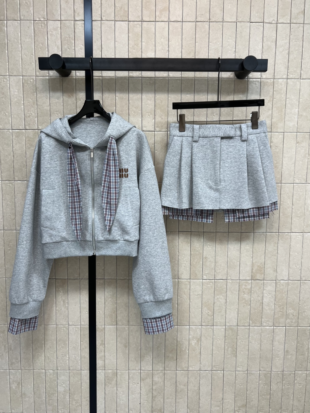 NO:471561,MIu Home 25 early autumn new hooded short sweatshirt jacket + high-waisted pleated skirt. Two-piece design for sleeve splicing. The upper body is super youthful and age-reducing. Paired with high-waisted pleated skirt. The perfect combination creates a fashionable outfit that can be sweet and salty. High waistline, slimming and lengthening the body proportions. The hidden flesh is simply amazing. The classic brand leather logo embellishment on the chest. A set of matching is super comfortable. It can be casual and sporty. Two-color three-code Size/S-M-L,,miumiu,hoodie,sweatshirts,skirts,jackets & coats,hats,alexander wang19860909MIu家 25早秋新款 连帽短款卫衣外套+高腰压褶短裙 衣袖拼接格纹假两件设计 上身超级青春减龄 搭配高腰压褶短裙 完美的结合打造可甜可盐时髦穿搭 高腰线 显瘦又能拉长身材比例 藏肉简直绝了 胸前经典的品牌皮革Logo点缀 一套搭配超级舒适 可休闲可运动 两色三码Size/S-M-L,,miumiu,hoodie,sweatshirts,skirts,jackets & coats,hats,alexander wang,Women's clothing