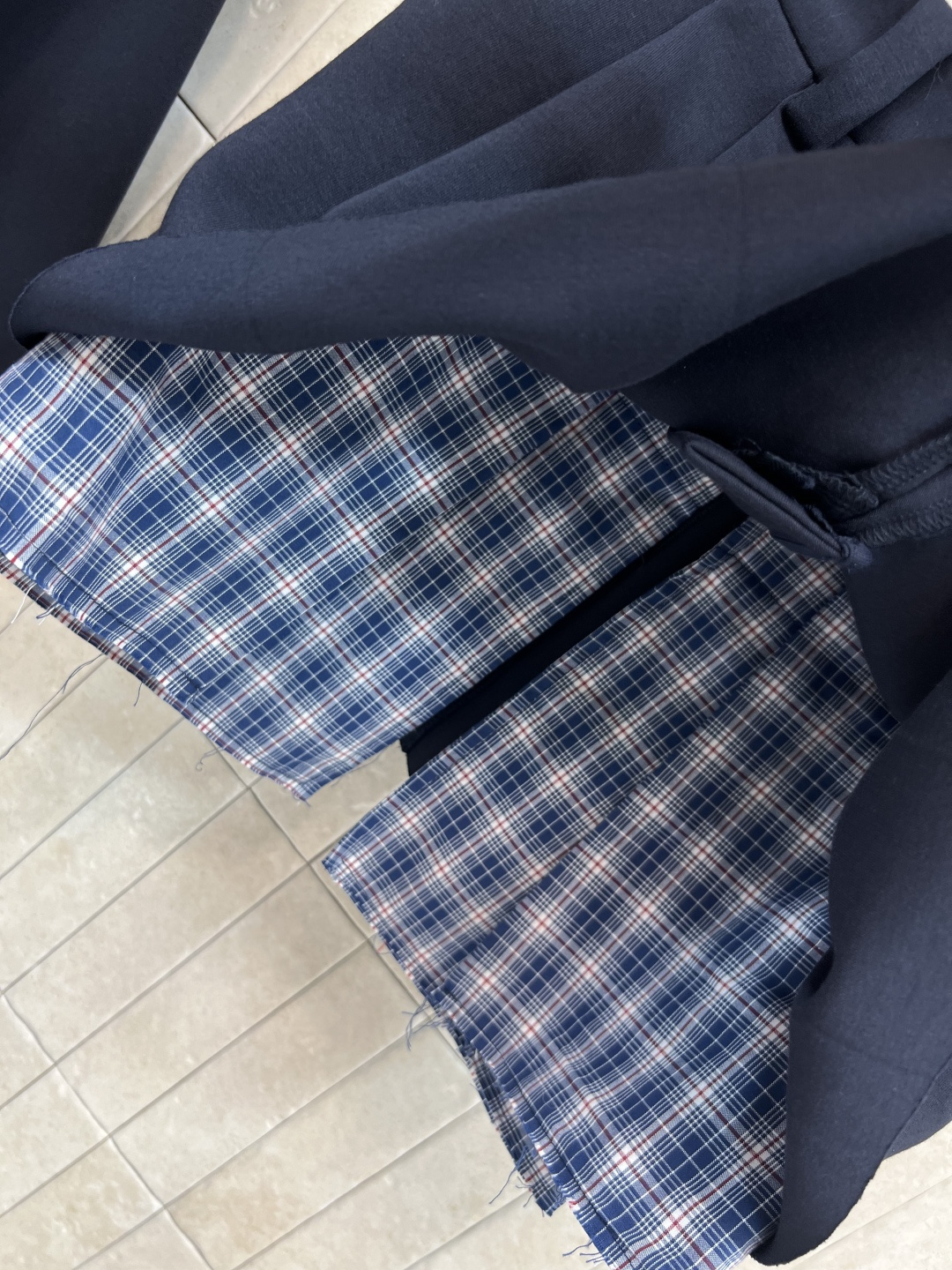 MIu家 25早秋新款 连帽短款卫衣外套+高腰压褶短裙 衣袖拼接格纹假两件设计 上身超级青春减龄 搭配高