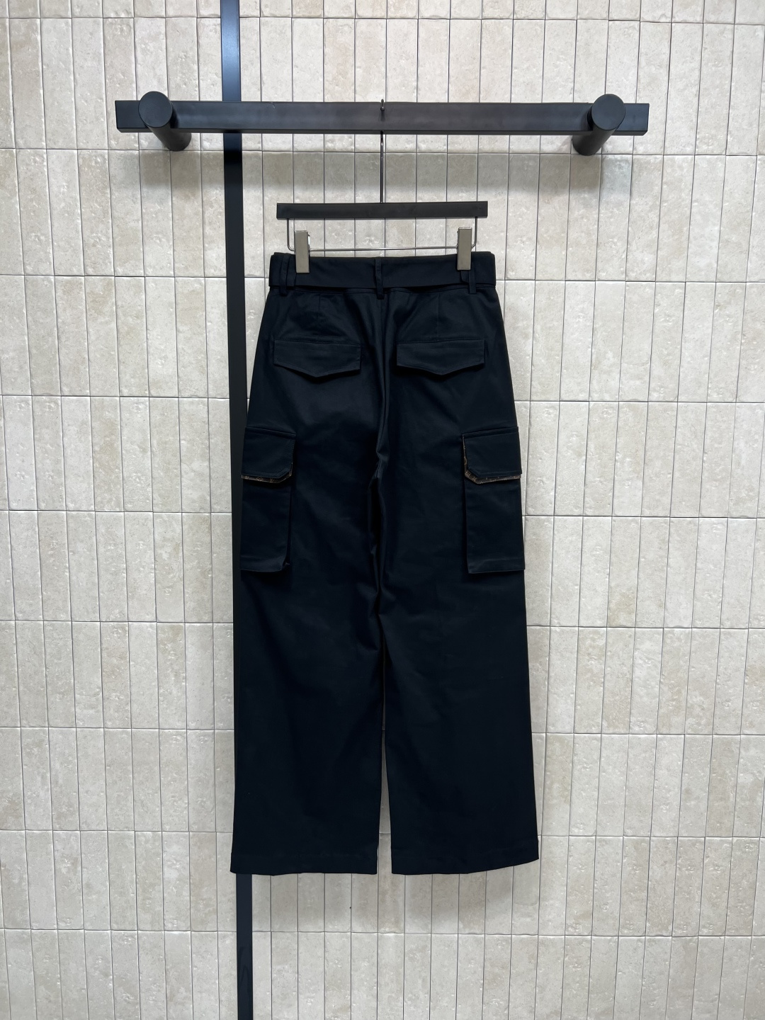 L家 25早秋新款 腰带扣装饰高腰工装裤 美式街头带感 独特老花皮革装饰工装口袋设计 走起路来超级拉风 