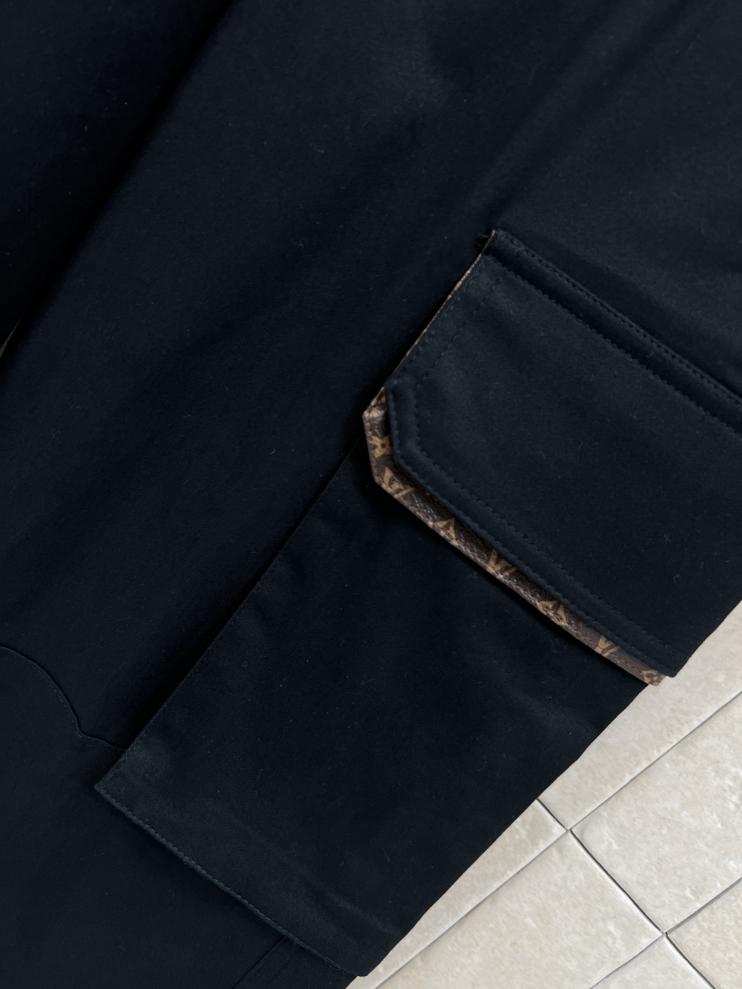 L家 25早秋新款 腰带扣装饰高腰工装裤 美式街头带感 独特老花皮革装饰工装口袋设计 走起路来超级拉风 