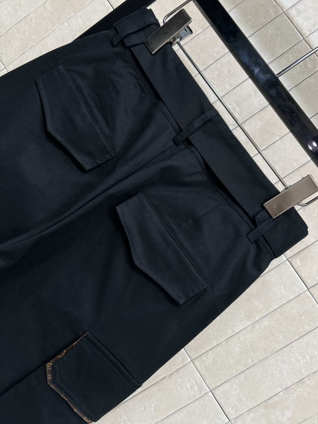 L家 25早秋新款 腰带扣装饰高腰工装裤 美式街头带感 独特老花皮革装饰工装口袋设计 走起路来超级拉风 