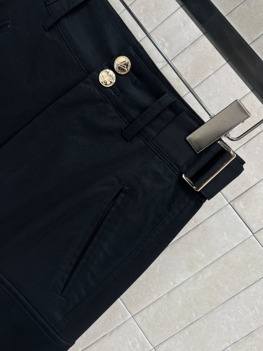 L家 25早秋新款 腰带扣装饰高腰工装裤 美式街头带感 独特老花皮革装饰工装口袋设计 走起路来超级拉风 