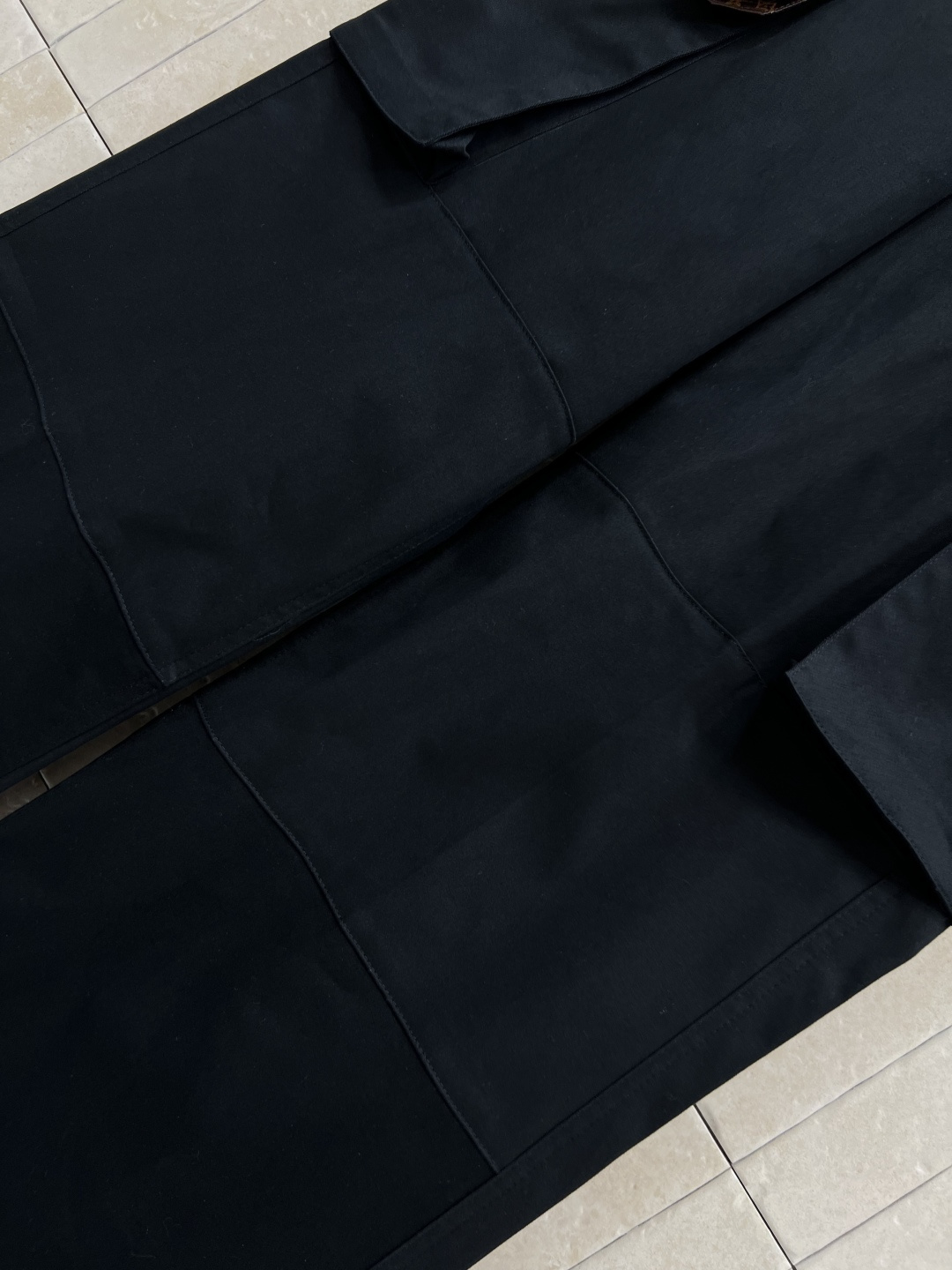 L家 25早秋新款 腰带扣装饰高腰工装裤 美式街头带感 独特老花皮革装饰工装口袋设计 走起路来超级拉风 