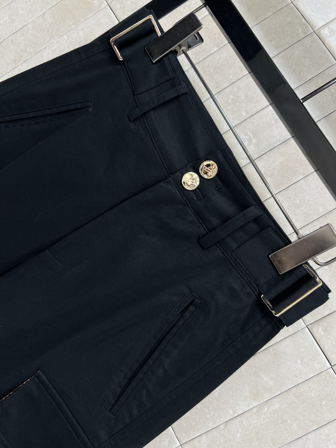 L家 25早秋新款 腰带扣装饰高腰工装裤 美式街头带感 独特老花皮革装饰工装口袋设计 走起路来超级拉风 