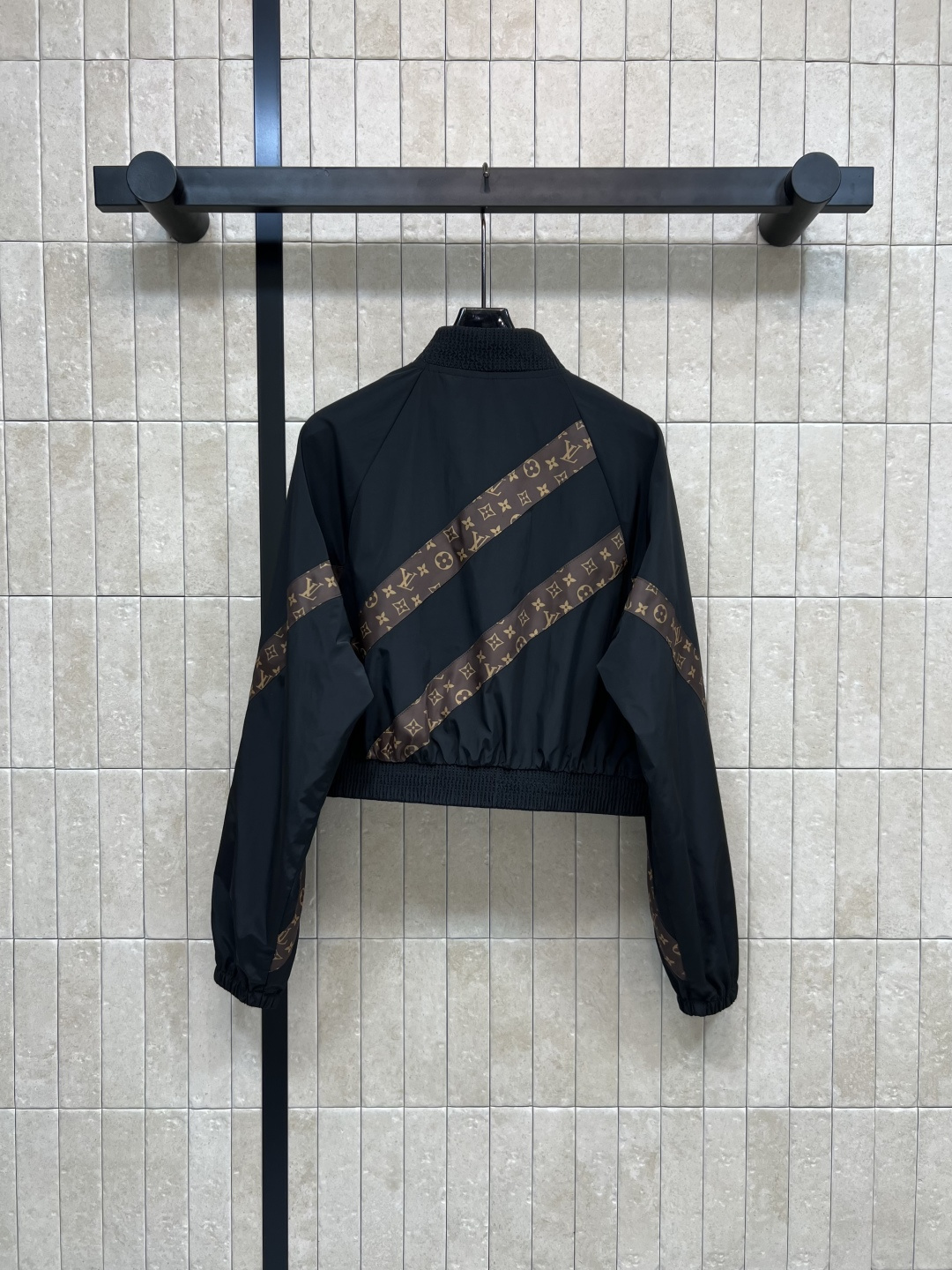 L家 25早秋新款 老花拼接冲锋衣短款外套 立领插肩短款版型 上身休闲帅气 独特老花斜杠拼接装饰 定制的