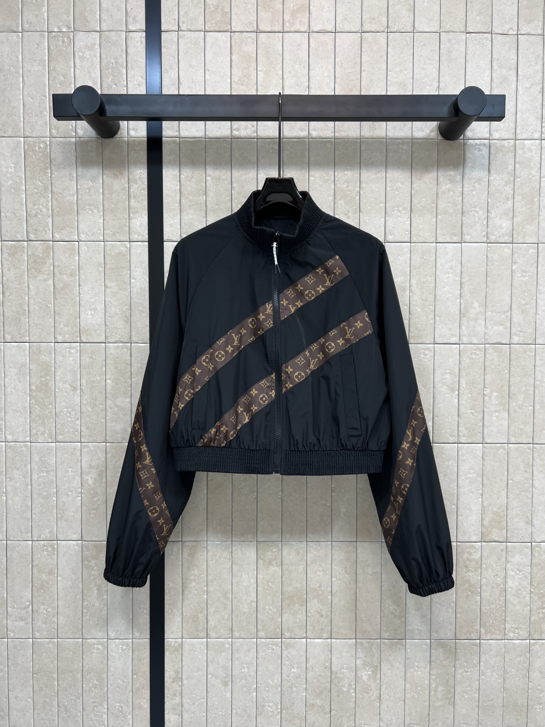 NO:471583,L Home 25 early autumn new style, old-fashioned splicing jacket short jacket, stand collar ramming shoulder short style, casual and handsome upper body, unique presbyopia slash splicing decoration, customized fabric windproof and sun protection, paired with the same series of work pants, it is super cool and stylish, cool and cool, one color three-digit Size/S-M-L,,louis vuitton, jackets & coats,alexander wang19860909L家 25早秋新款 老花拼接冲锋衣短款外套 立领插肩短款版型 上身休闲帅气 独特老花斜杠拼接装饰 定制的面料防风用防晒 搭配同系列工装裤上身走起路来超级拉风 超级百搭 酷帅又显身材 超级时髦 又酷又飒 一色三码 Size/S-M-L,,louis vuitton,jackets & coats,alexander wang,Women's clothing