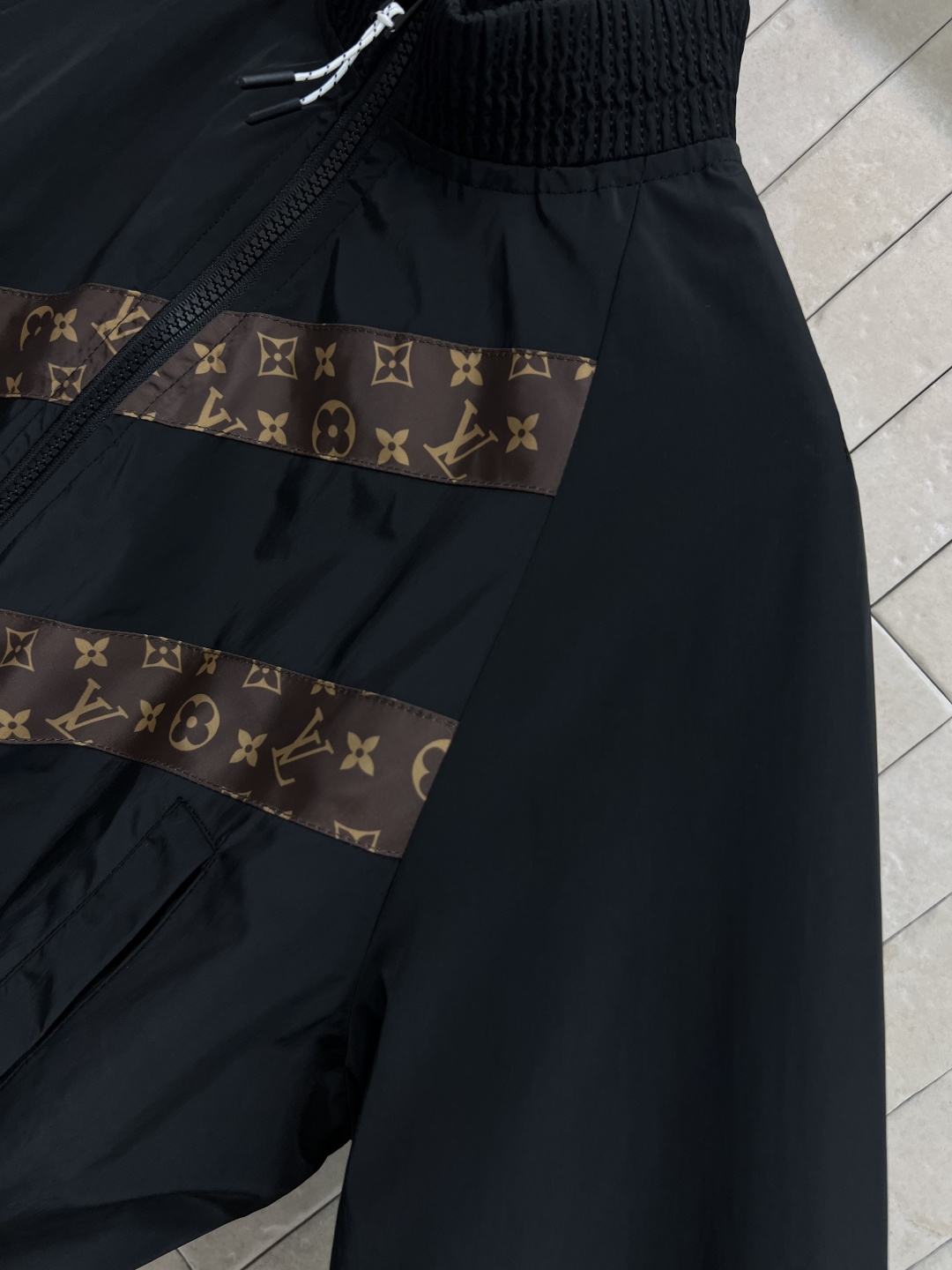 L家 25早秋新款 老花拼接冲锋衣短款外套 立领插肩短款版型 上身休闲帅气 独特老花斜杠拼接装饰 定制的