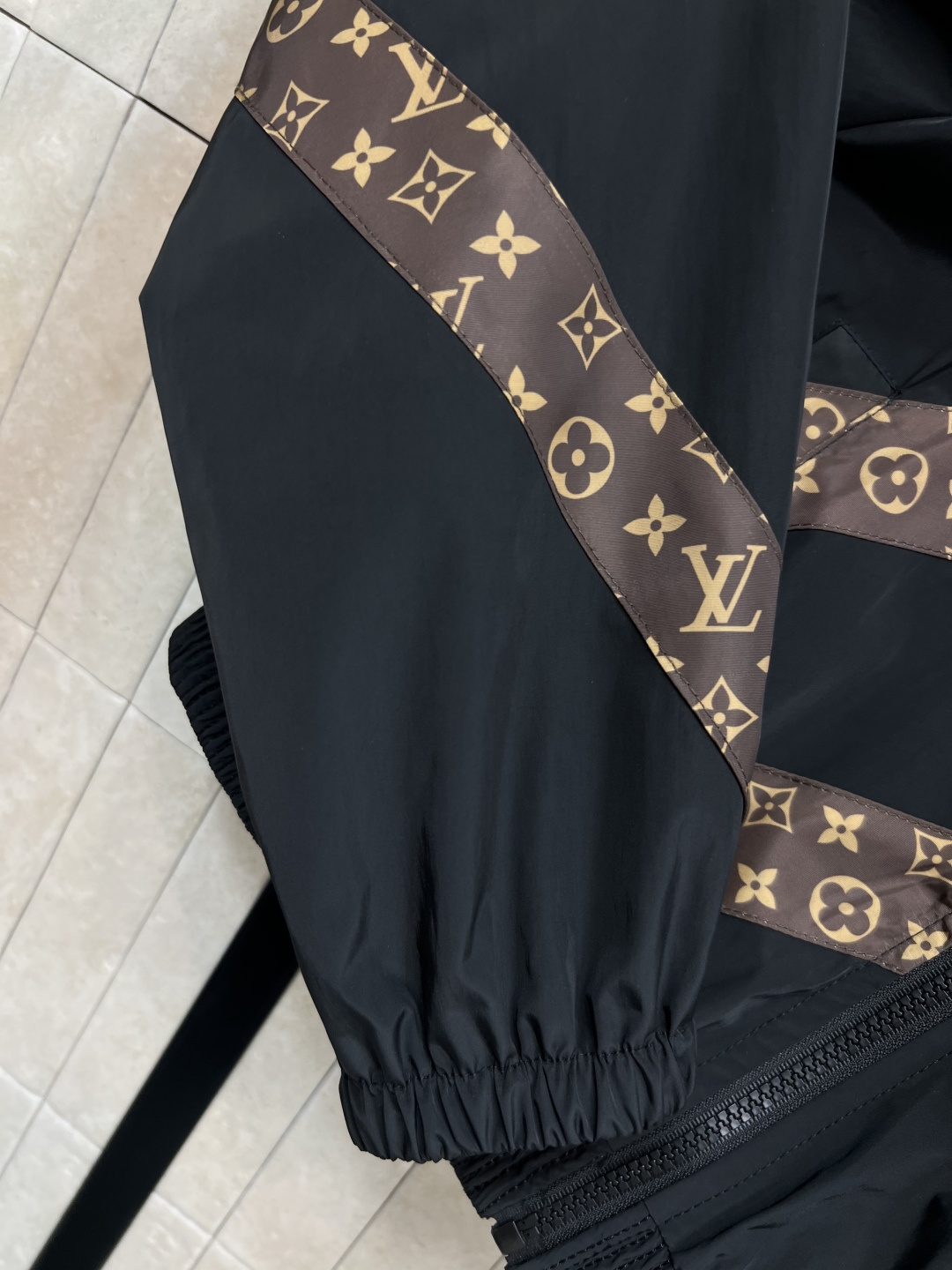 L家 25早秋新款 老花拼接冲锋衣短款外套 立领插肩短款版型 上身休闲帅气 独特老花斜杠拼接装饰 定制的